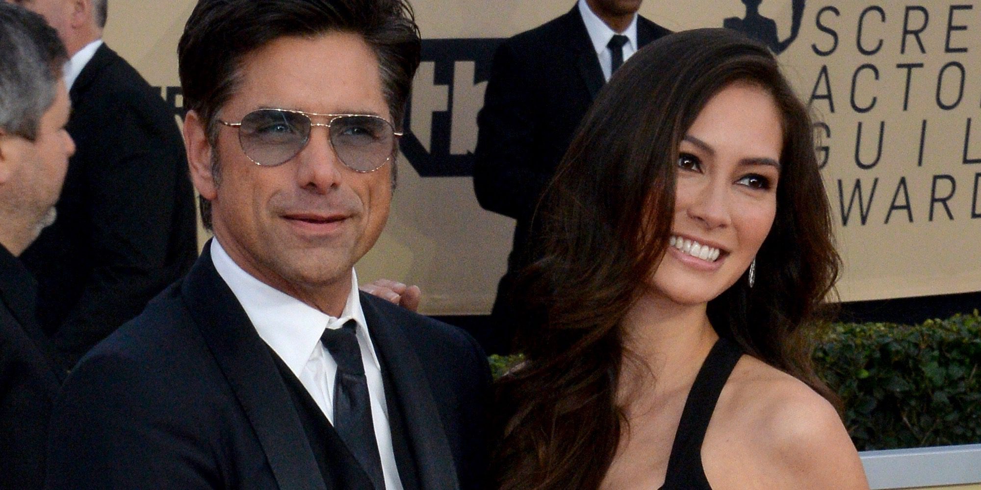 John Stamos besa orgulloso la tripita de embarazada de su prometida Caitlin McHugh en los SAG 2018