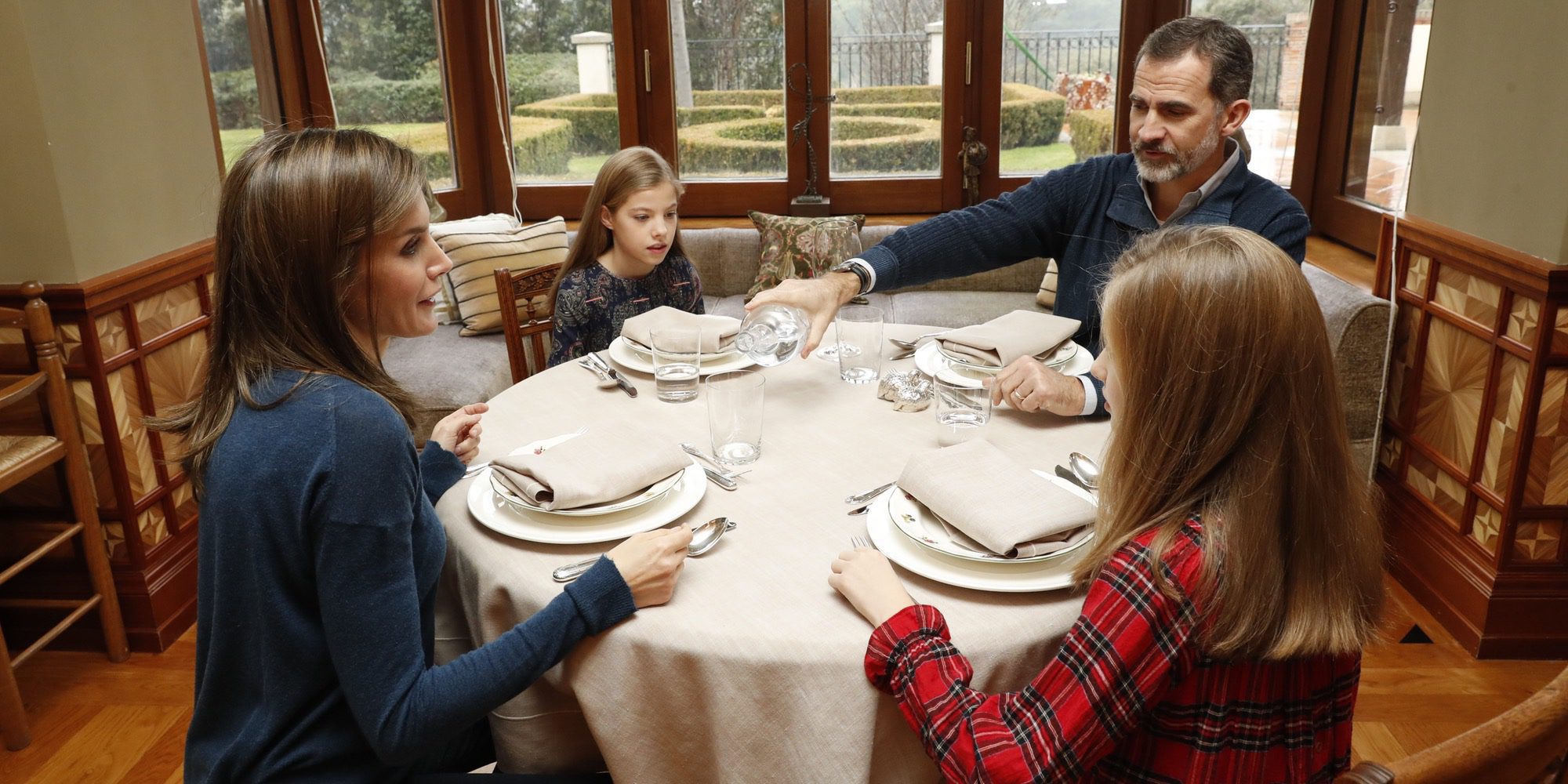 La Infanta Sofía, protagonista de memes y chistes por sus caras en la comida con los Reyes y la Princesa Leonor