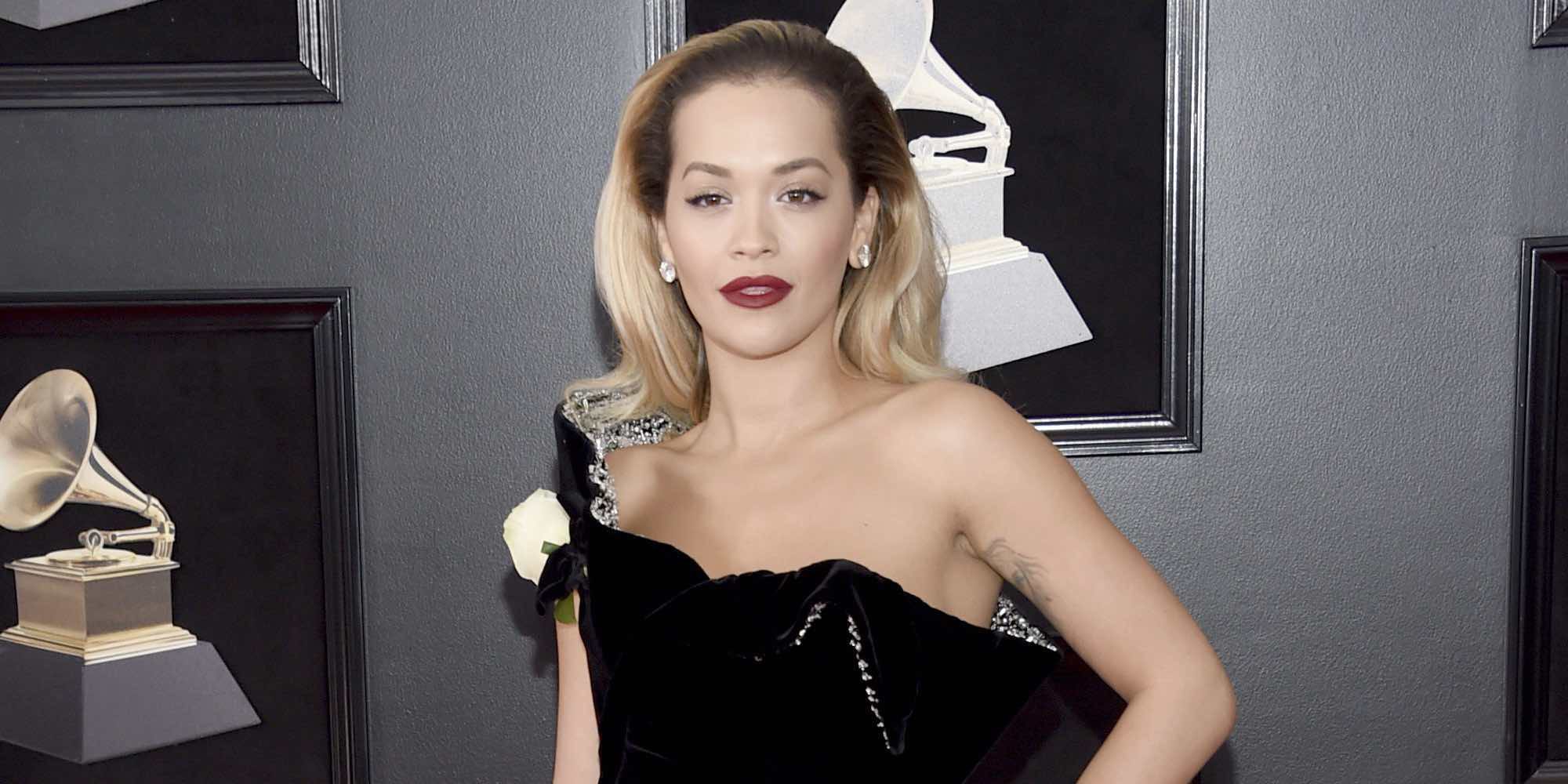 El descuido de Rita Ora en la alfombra roja de los Premios Grammy 2018