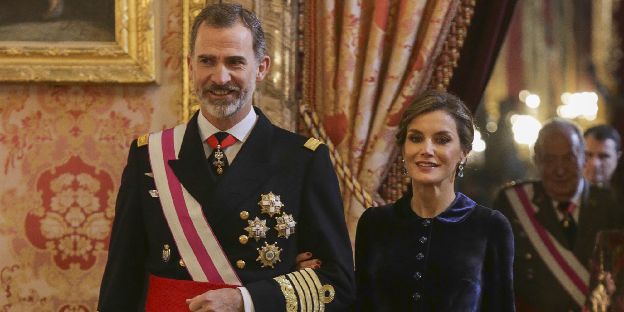 Ana Romero, autora de 'El Rey ante el espejo': "A la Reina Letizia le iría mejor si fuera más relajada. Parece distante"