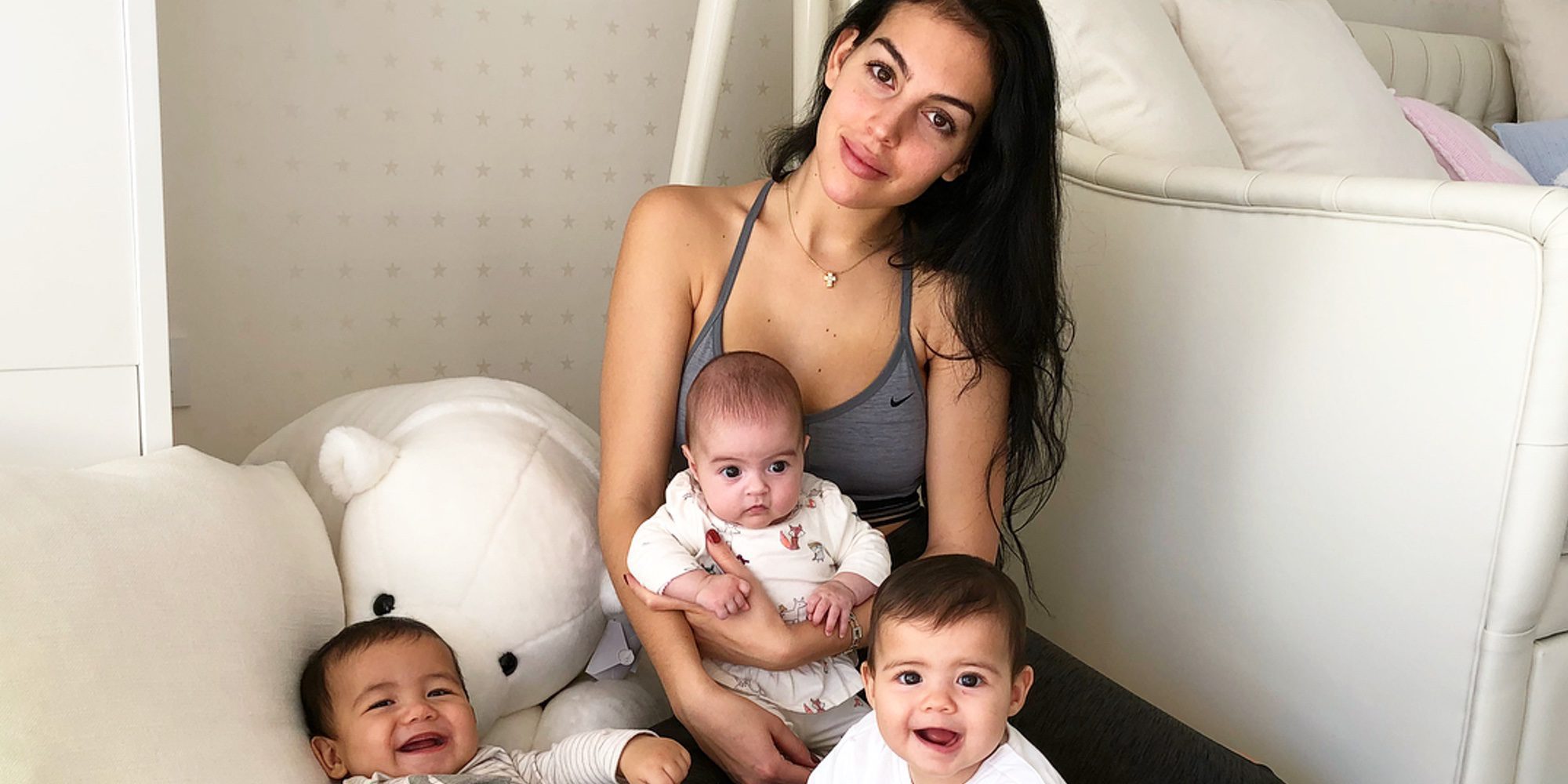 Georgina Rodríguez muestra la cara B de la maternidad junto a Alana, Eva y Mateo