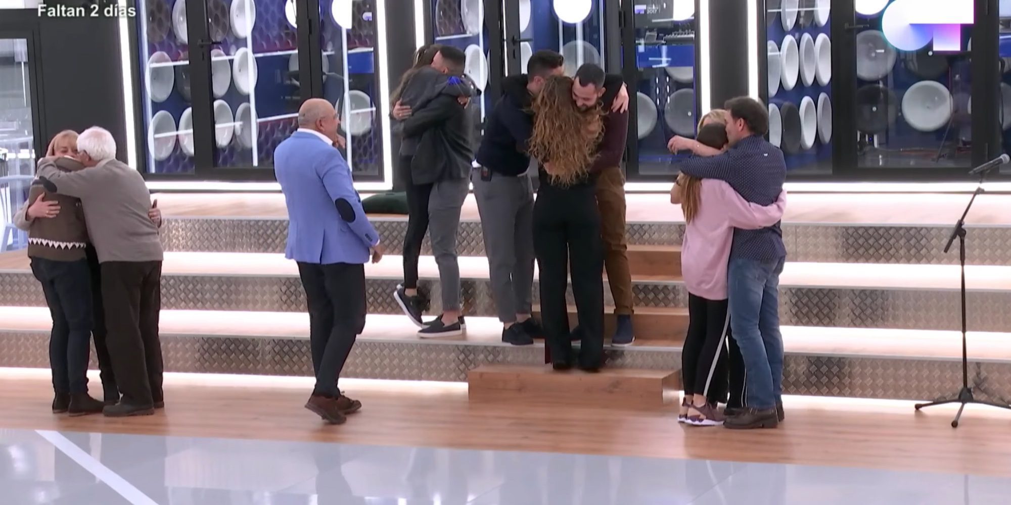 Los finalistas de 'OT 2017' se reencuentran con sus familiares en la academia