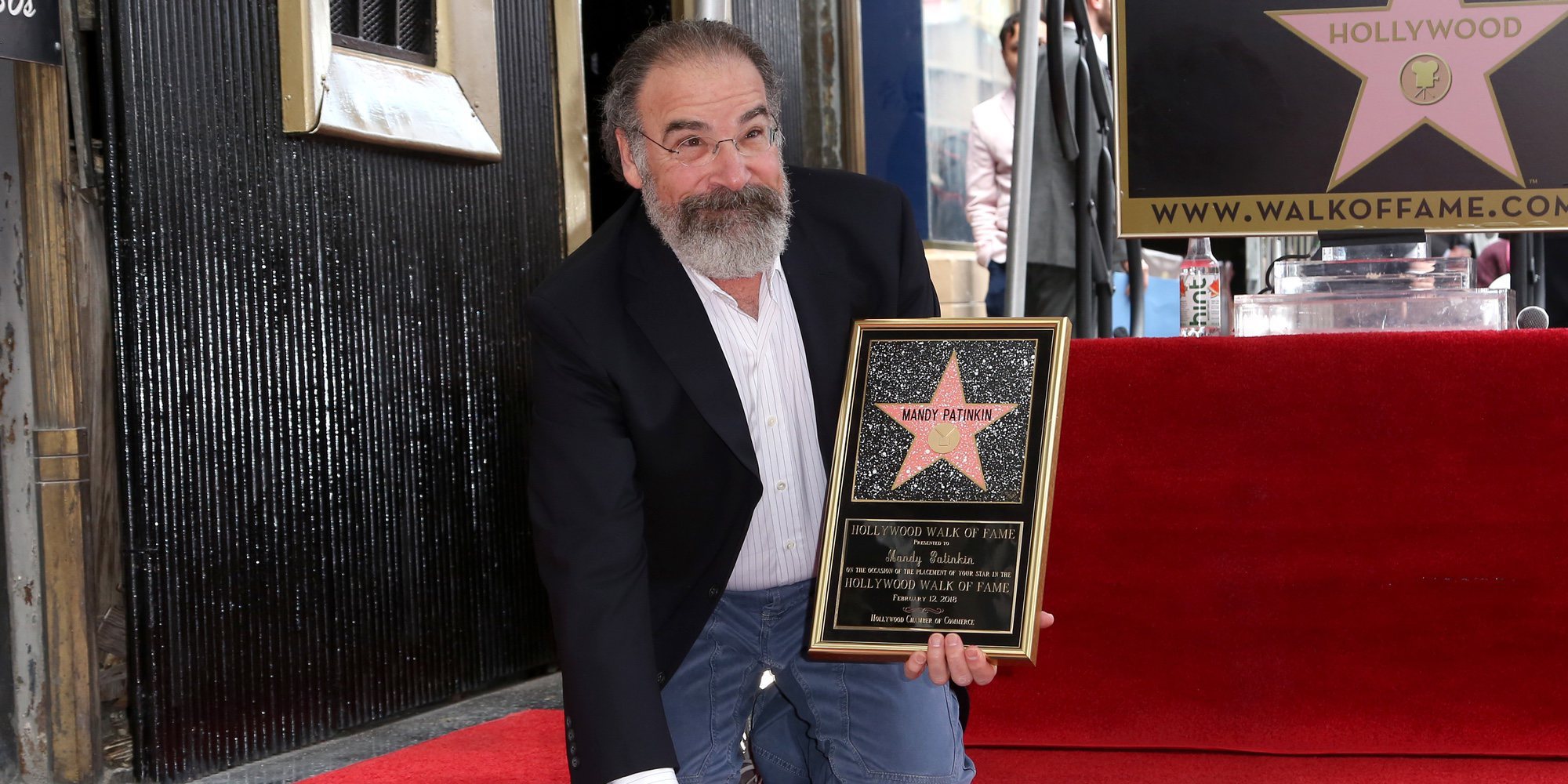 Mandy Patinkin se acuerda de los refugiados al recibir una estrella en el Paseo de la Fama de Hollywood