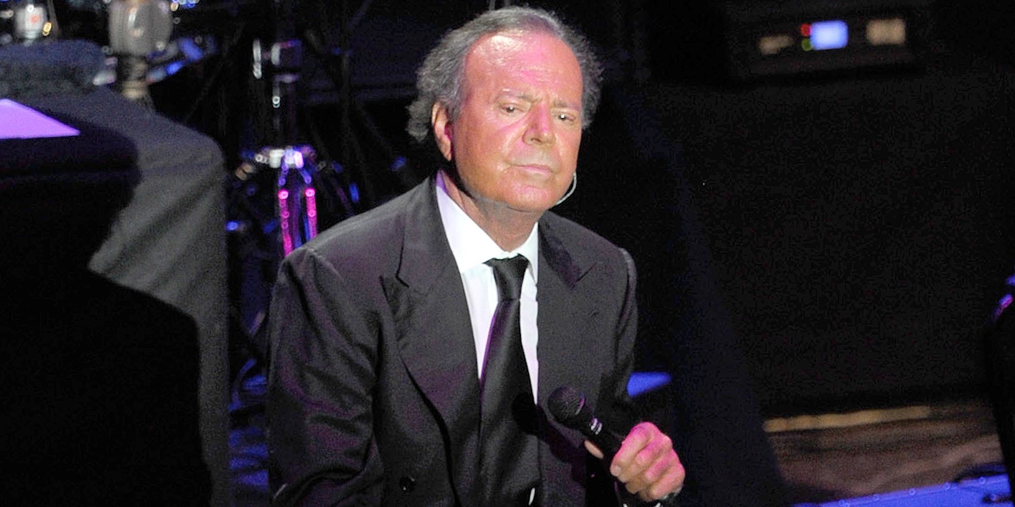 Julio Iglesias podría haber suspendido su gira mundial para escribir su biografía