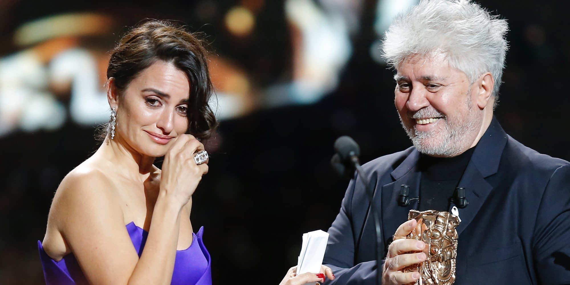 Penélope Cruz recibe el César de Honor de manos de su querido Pedro Almodóvar