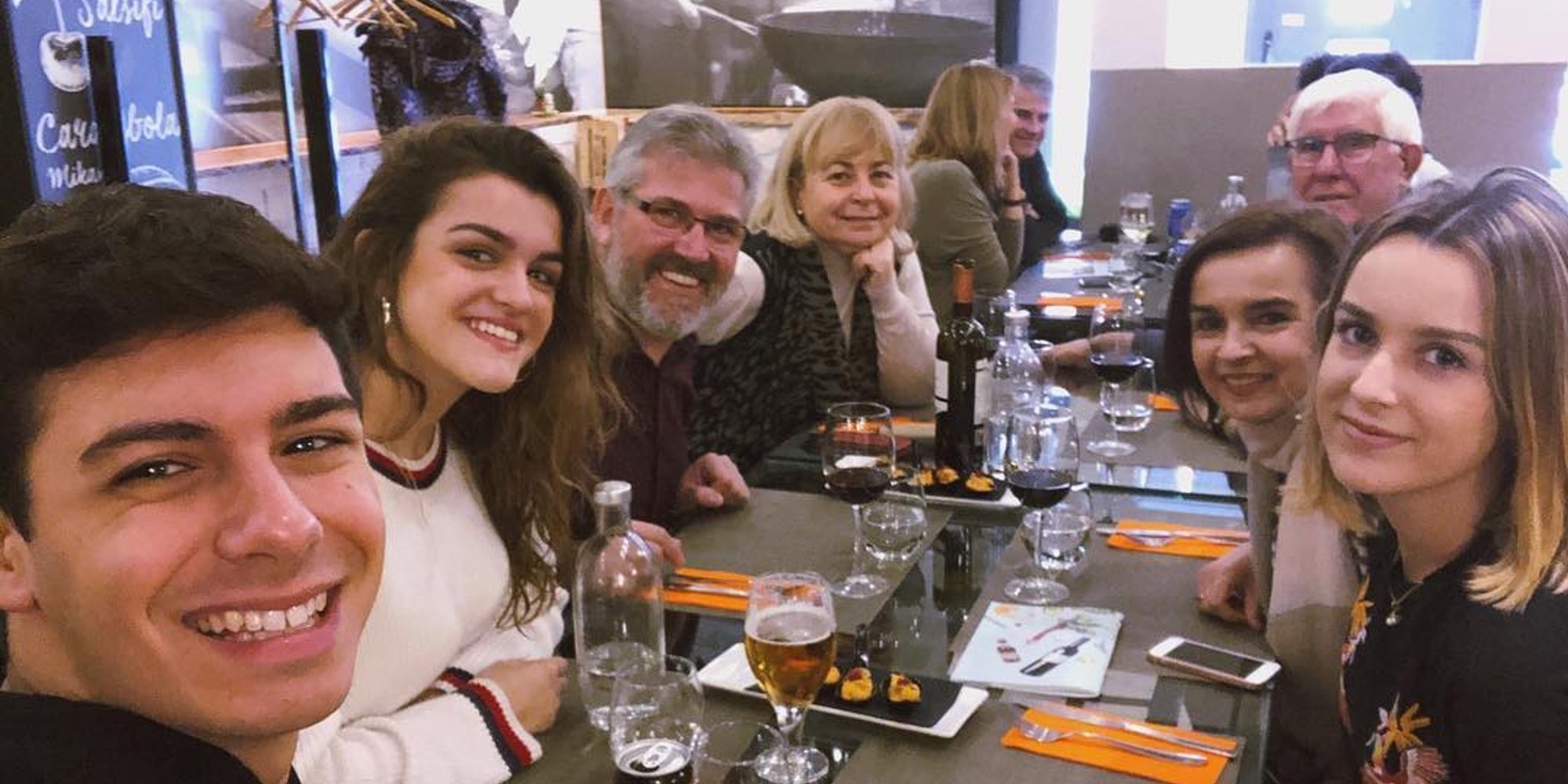 Alfred y Amaia se van de comida familiar para celebrar el éxito del inicio de la gira de 'OT 2017'