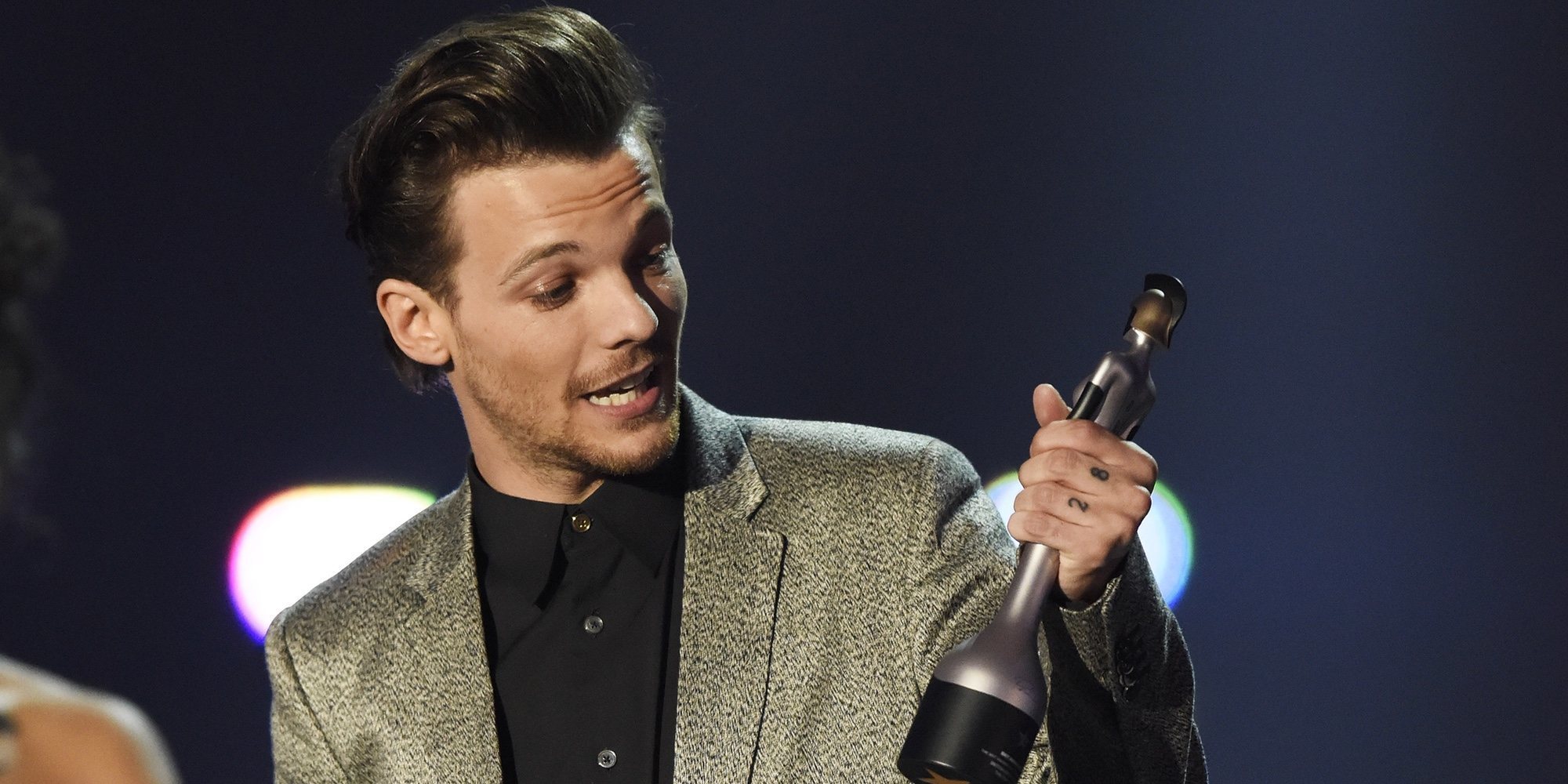 Louis Tomlinson critica a la policía por regodearse del descubrimiento de una granja de cannabis