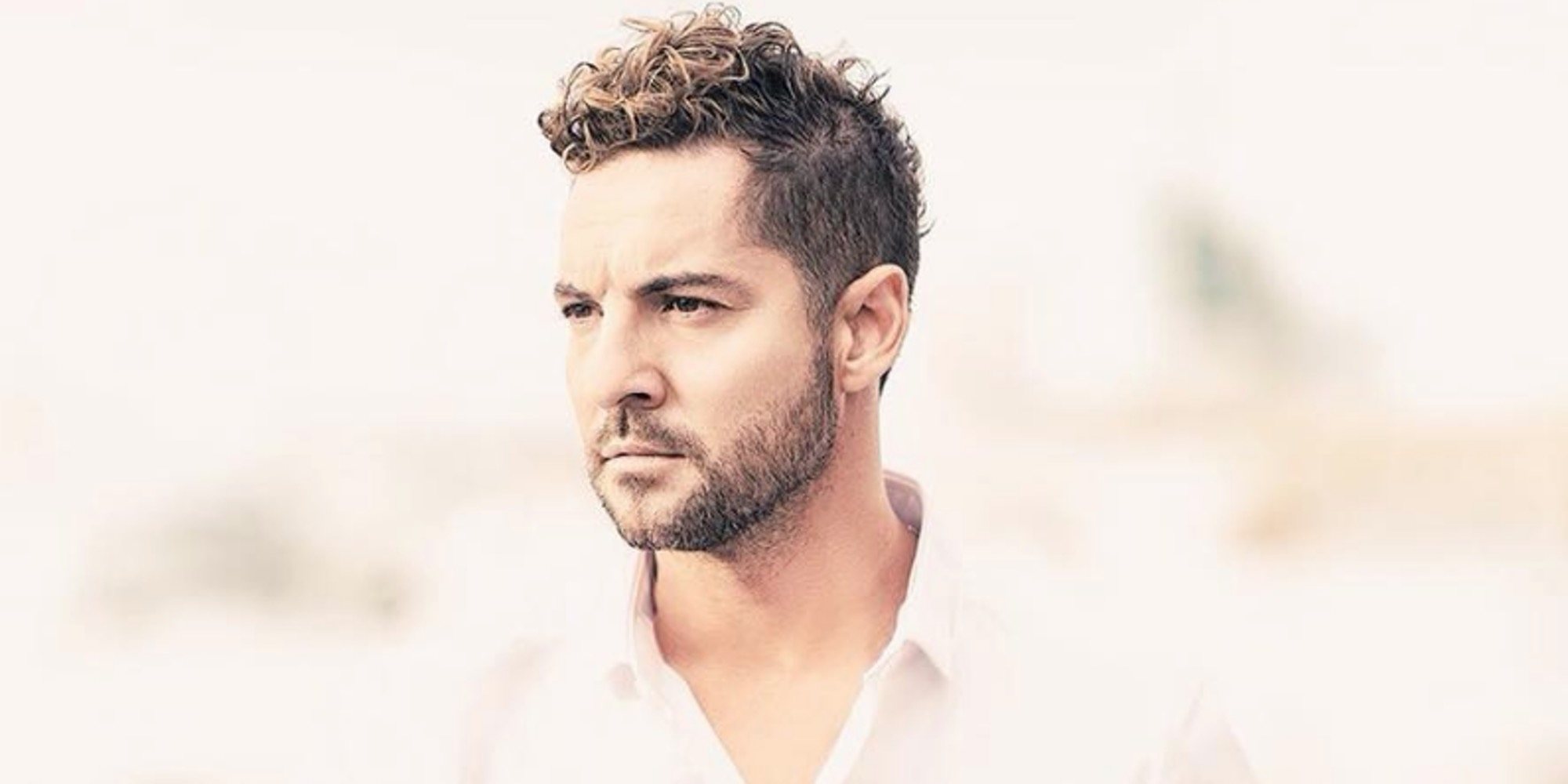 David Bisbal, roto por la muerte de un miembro de la Orquesta Expresiones: "Me cuidó como a un hijo más"