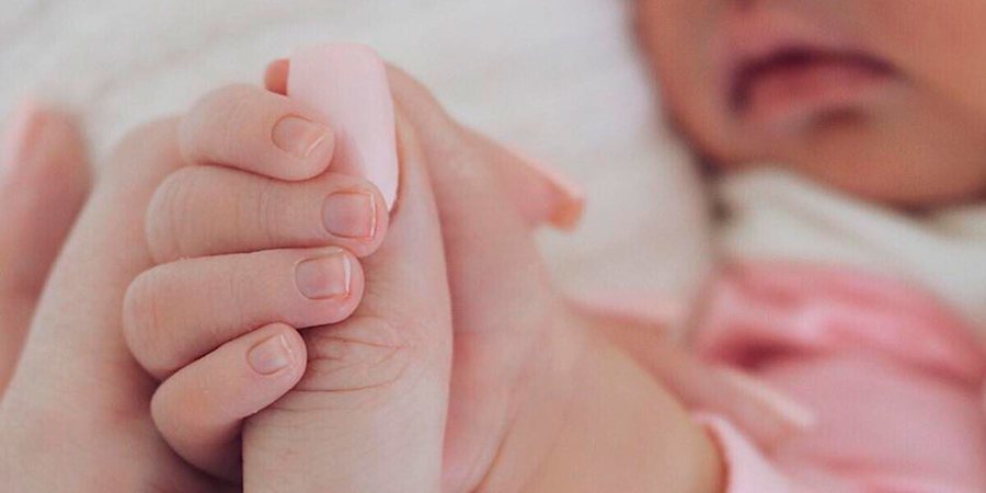 La orgullosa mamá Kylie Jenner publica su primer selfie con su hija Stormi Webster