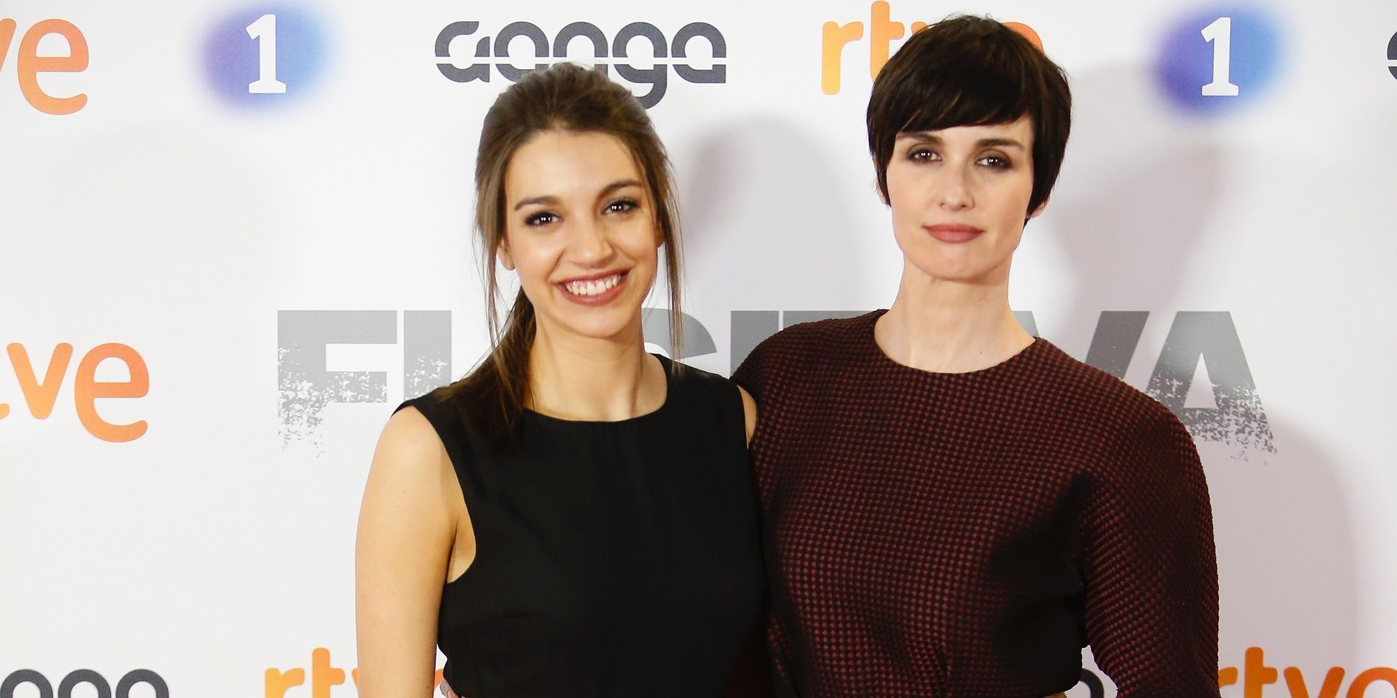 Paz Vega ejerce de maestra de ceremonias con Ana Guerra en la premier de 'Fugitiva'