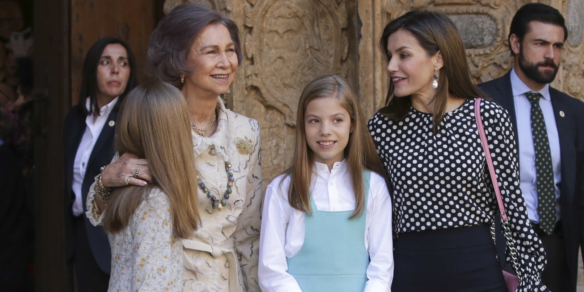 El otro desplante: La Reina Letizia limpia la frente de la Princesa Leonor tras el beso de la Reina Sofía