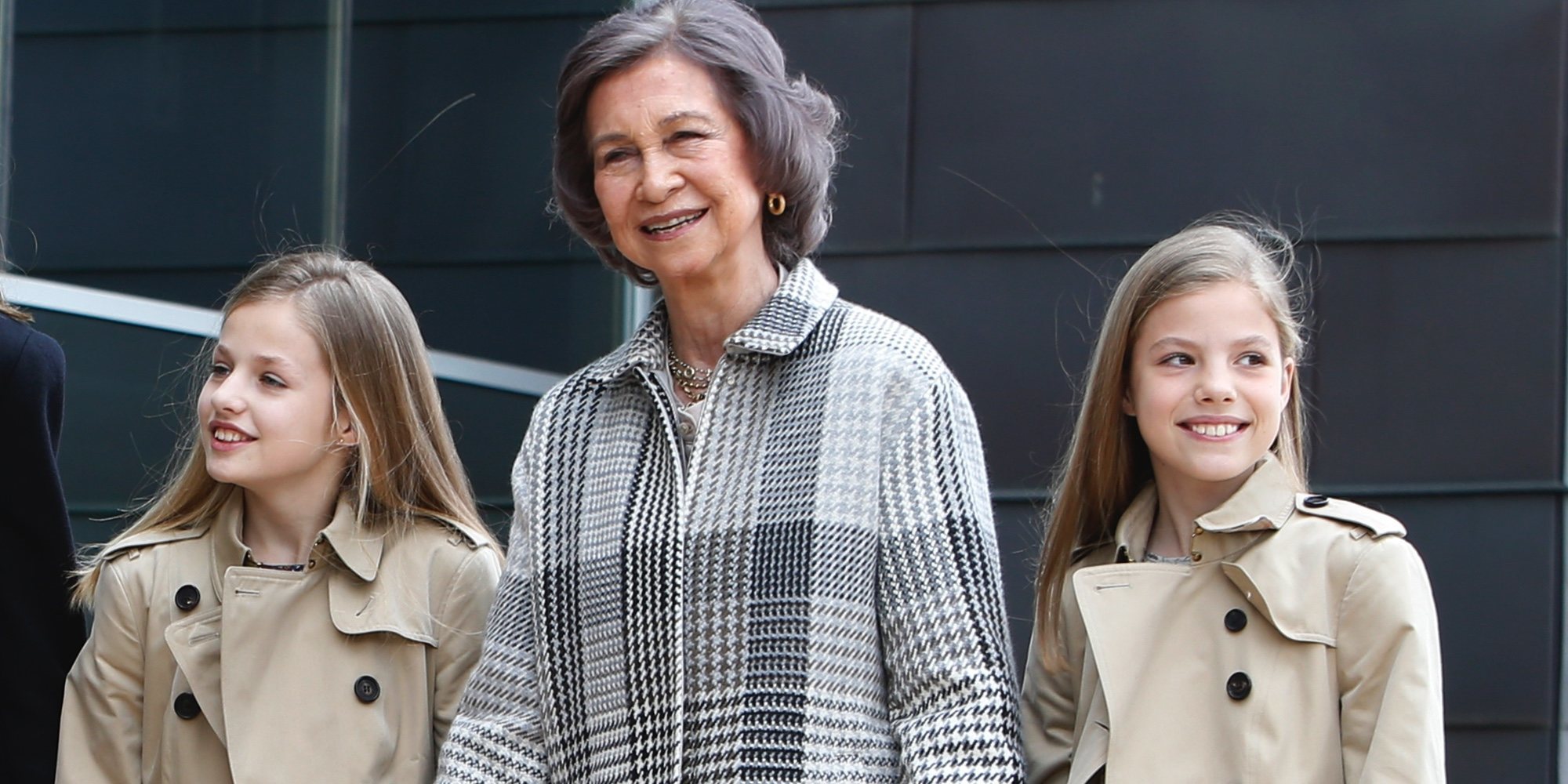 La Princesa Leonor y la Infanta Sofía, de la mano de su abuela la Reina Sofía en su visita al Rey Juan Carlos