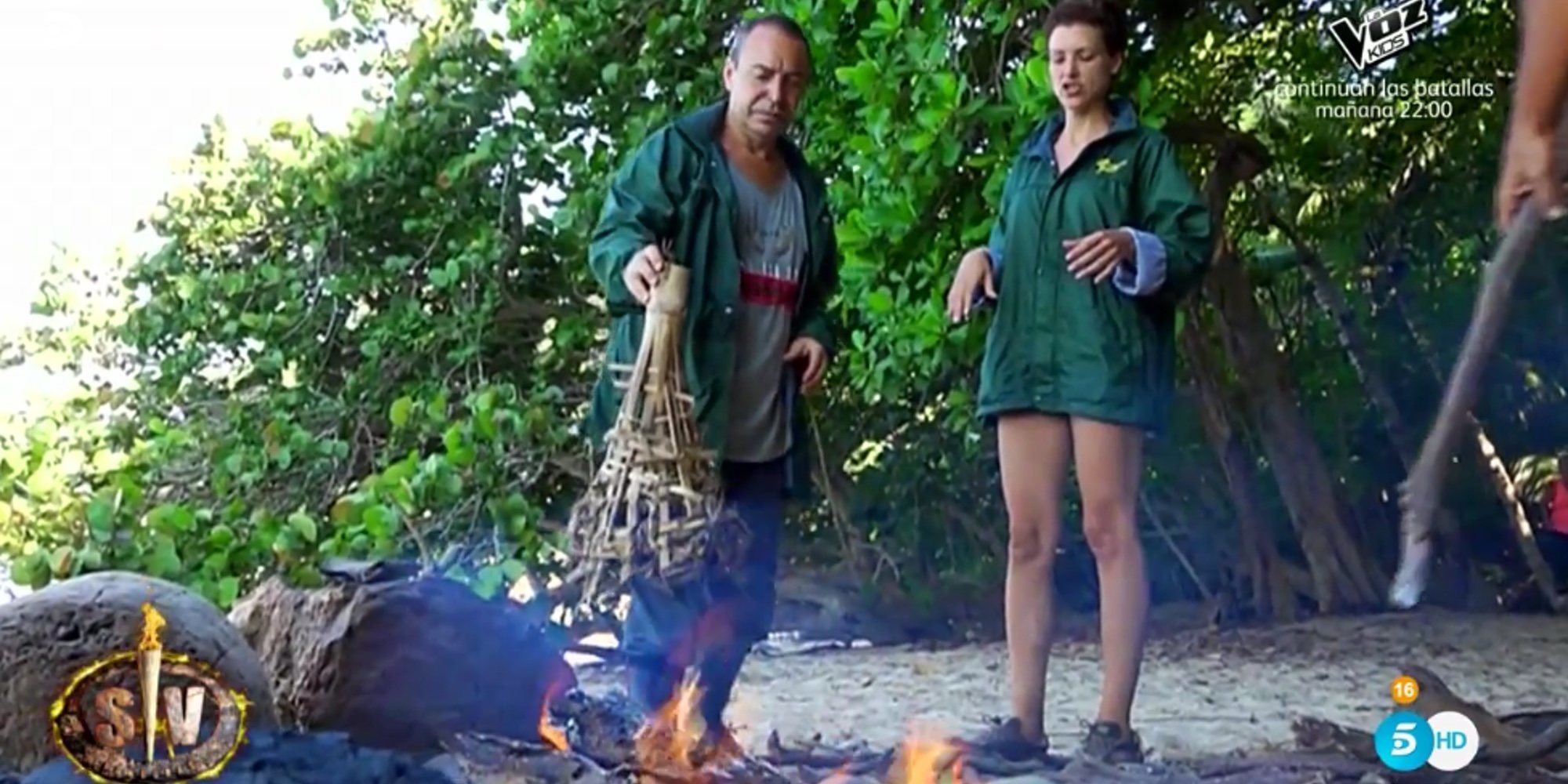 Los compañeros de Saray Montoya queman sus últimos recuerdos para purificar la playa de 'Supervivientes 2018'