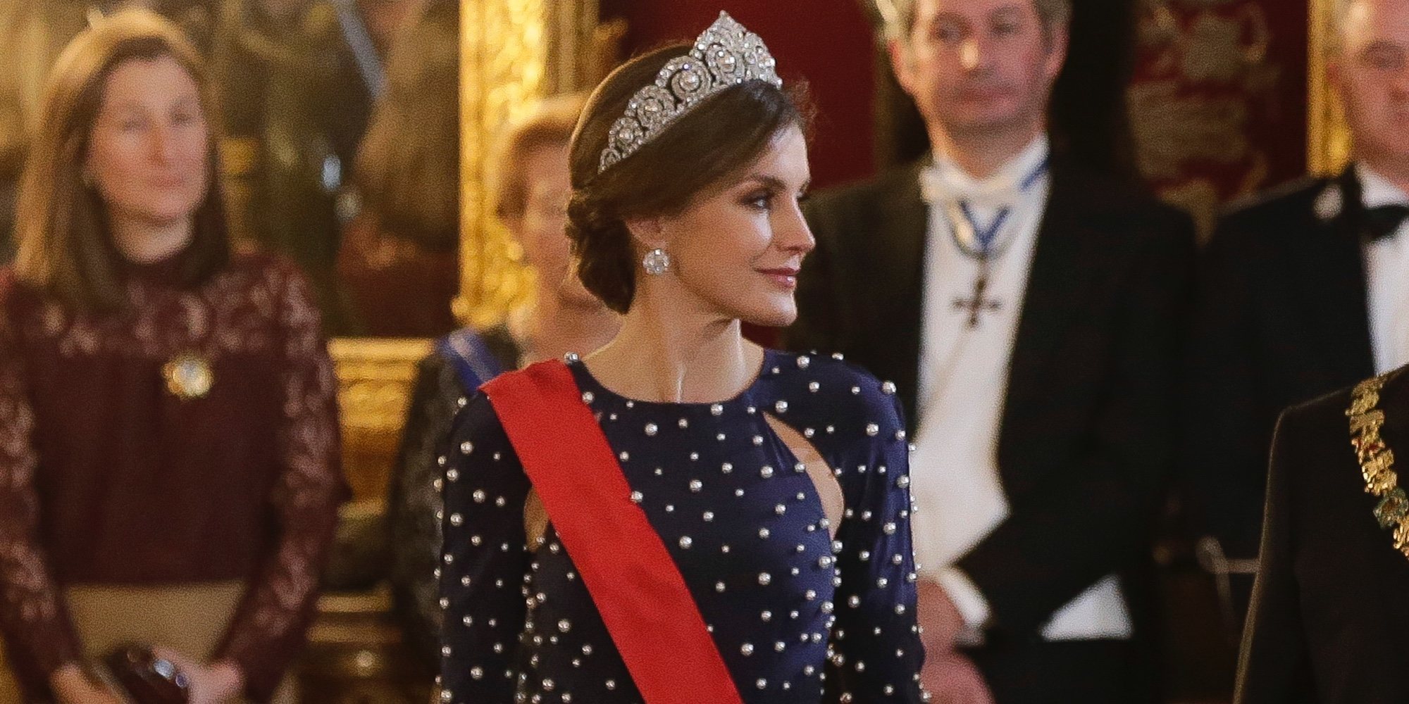 La Reina Letizia resplandece en la cena de gala al presidente de Portugal con la tiara Cartier y un vestidazo de Ana Locking