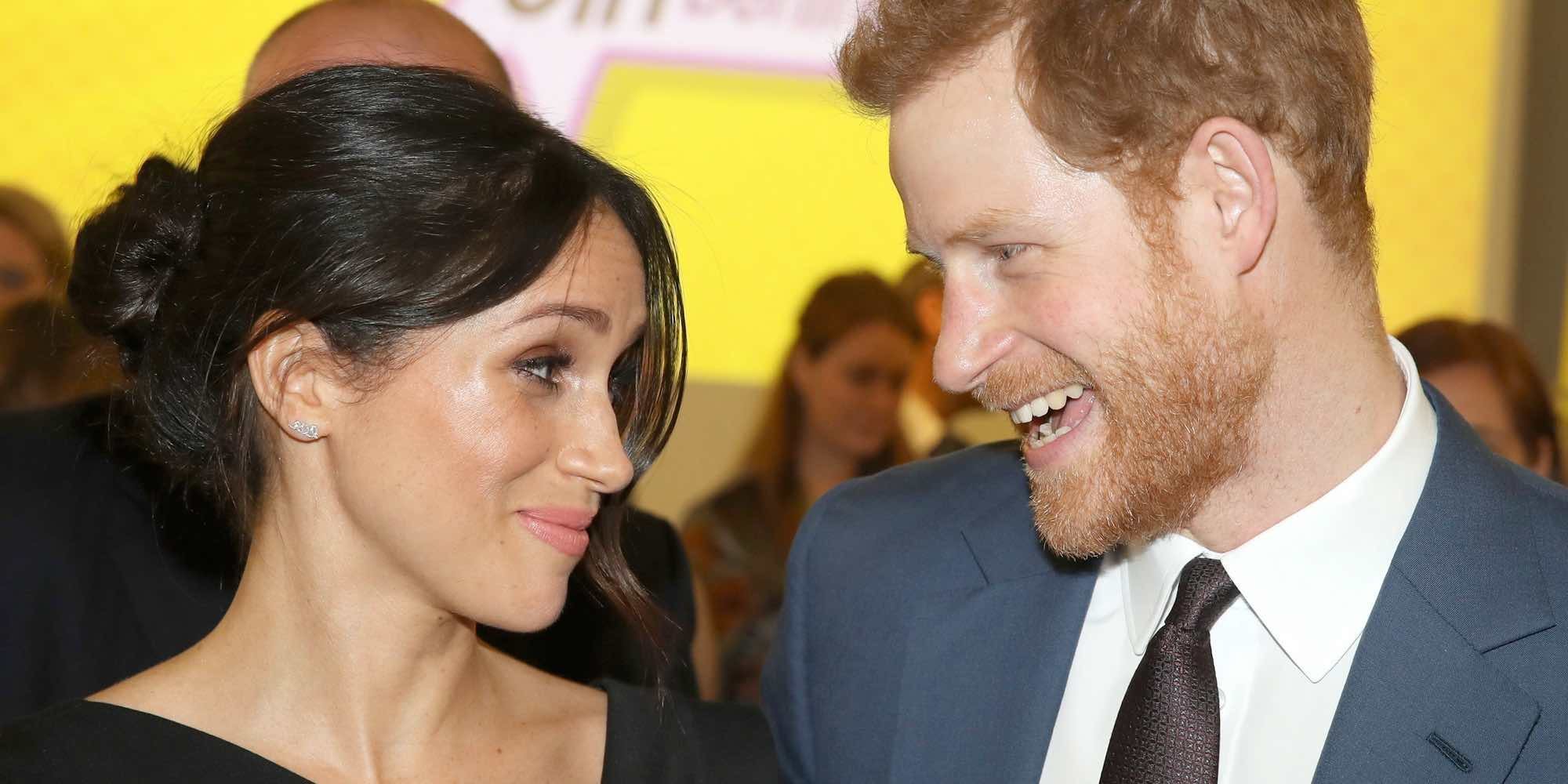 Meghan Markle y el Príncipe Harry de Inglaterra, todo complicidad a un mes de su boda