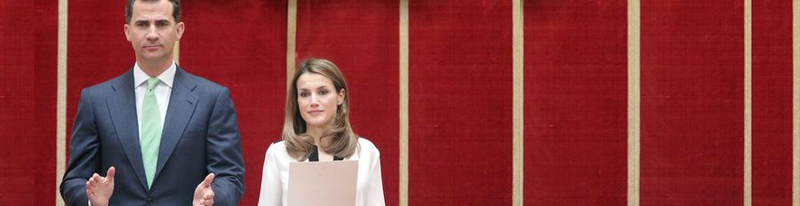 Los Príncipes Felipe y Letizia regresan a la vida oficial con la entrega de las becas de la Fundación Caja Madrid