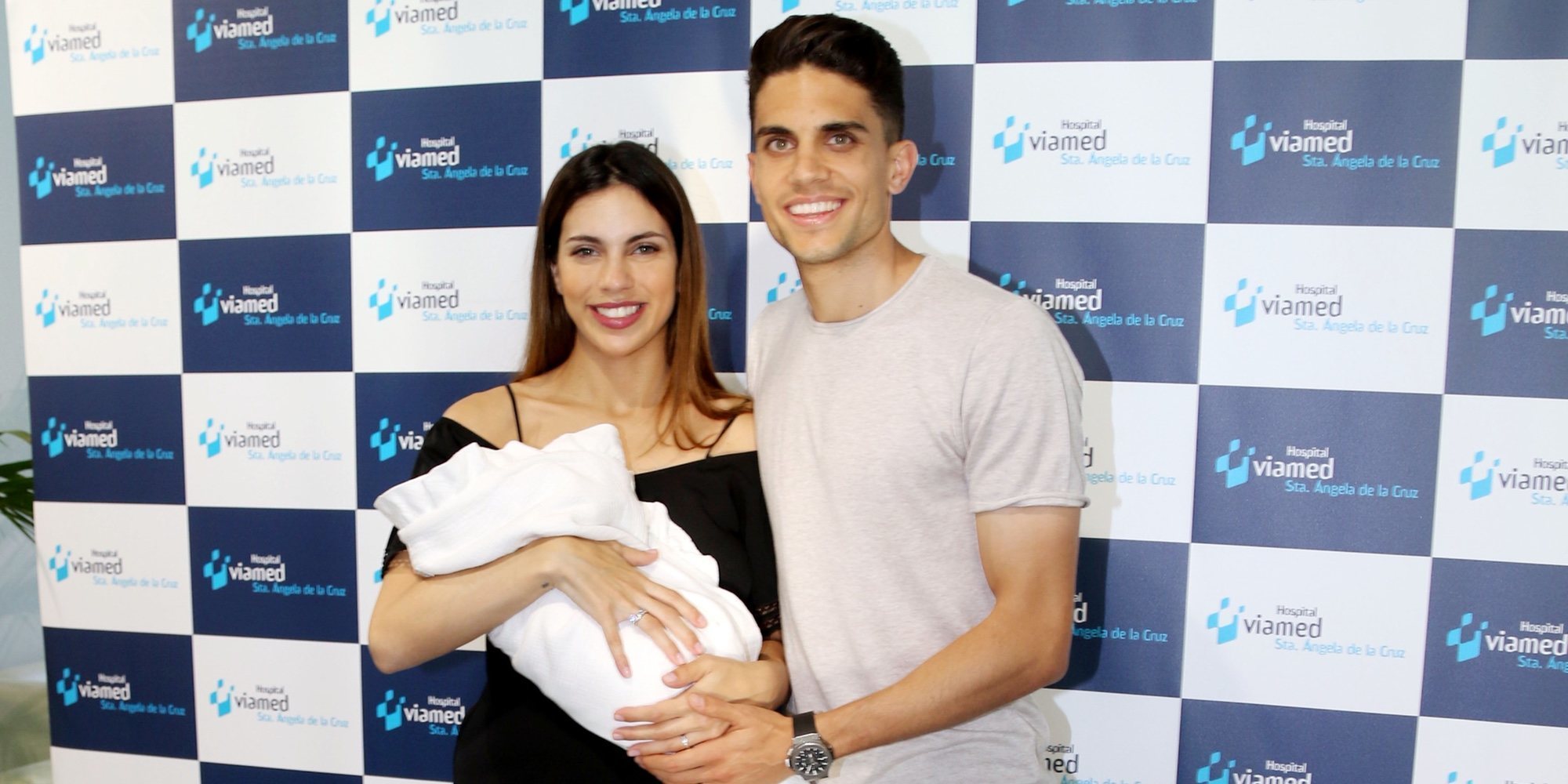 Melissa Jiménez y Marc Bartra presentan a su hija Abril en las puertas del hospital