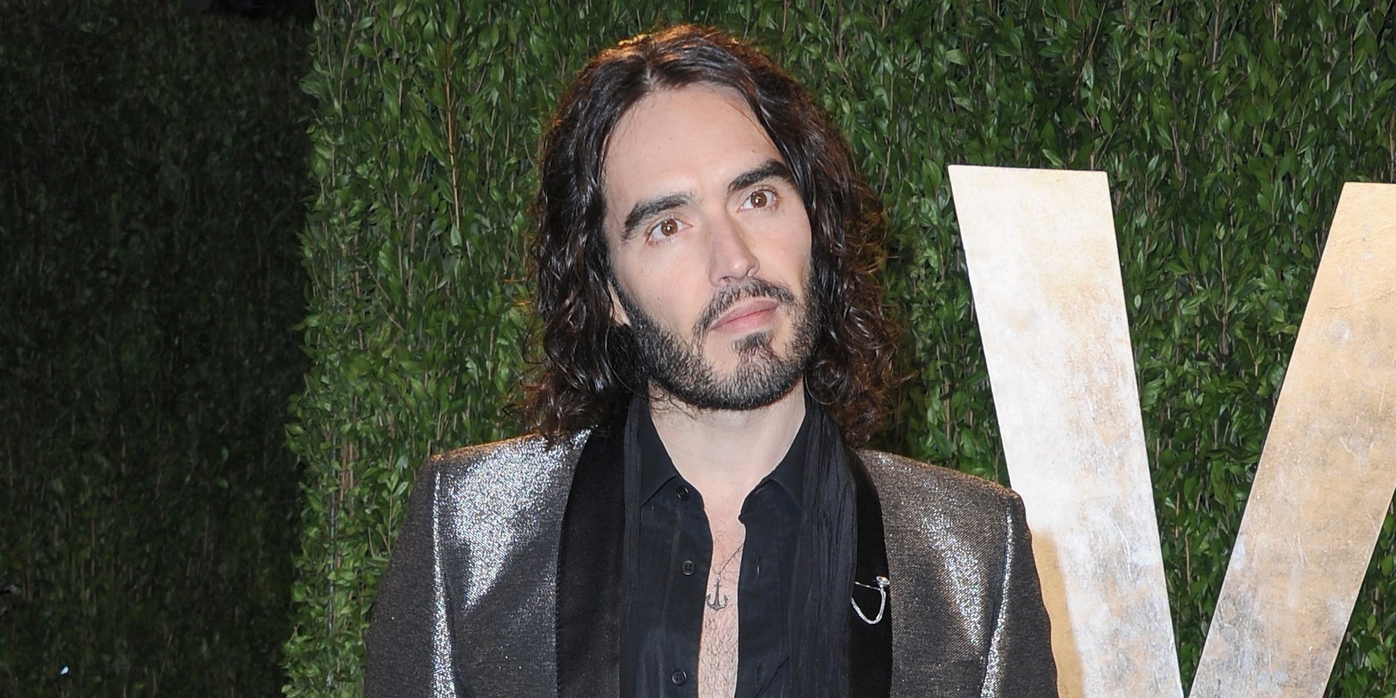 La madre de Russell Brand, al borde de la muerte tras un aparatoso accidente de tráfico