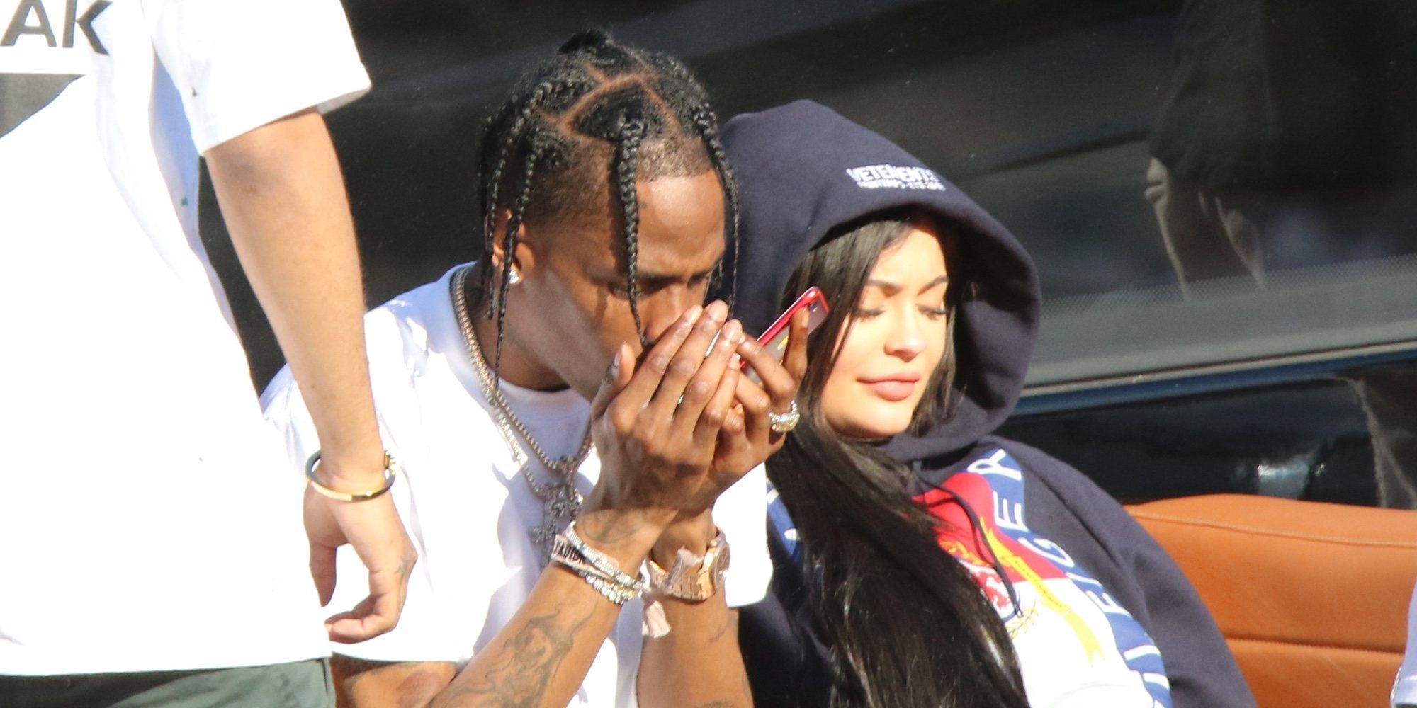 Kylie Jenner celebra el cumpleaños de Travis Scott y luce un anillo que alimenta los rumores de compromiso