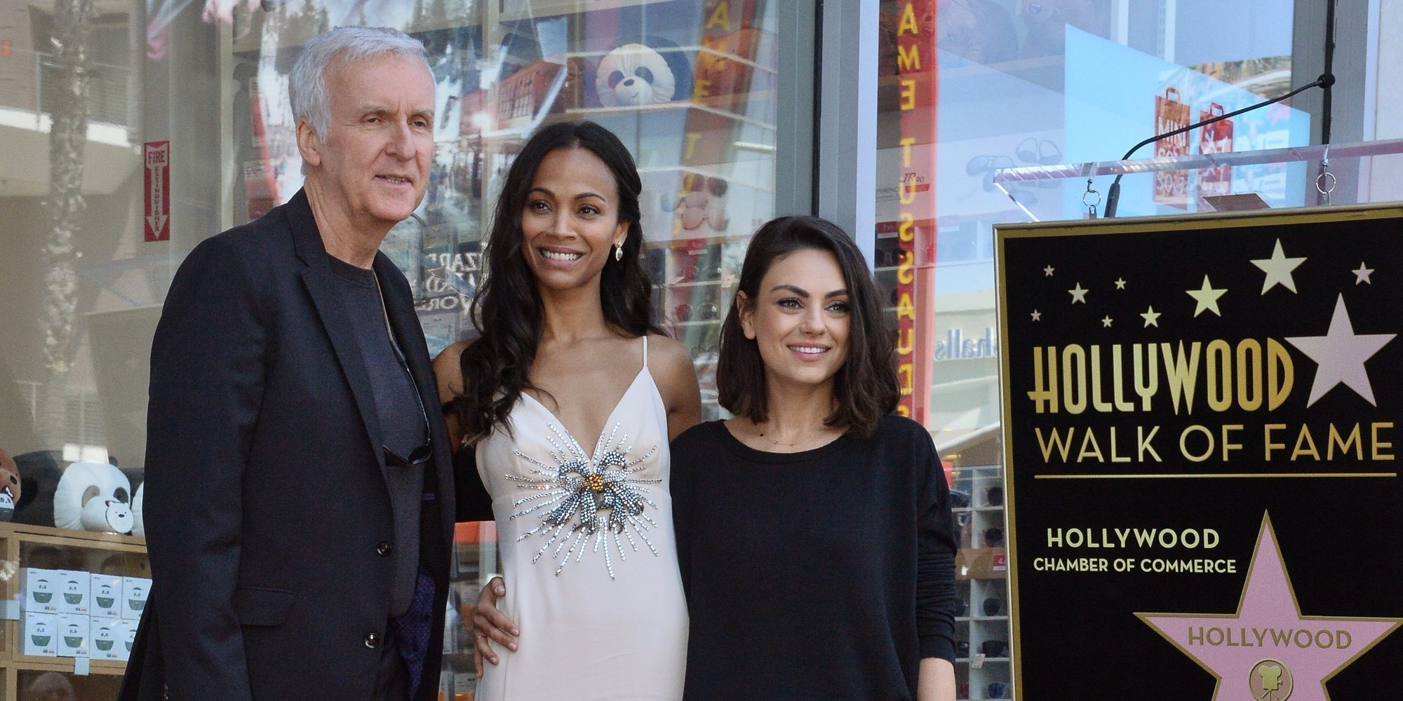 Zoe Saldaña, de 'Avatar' o 'Star Trek', recibe una estrella en el Paseo de la Fama de Hollywood