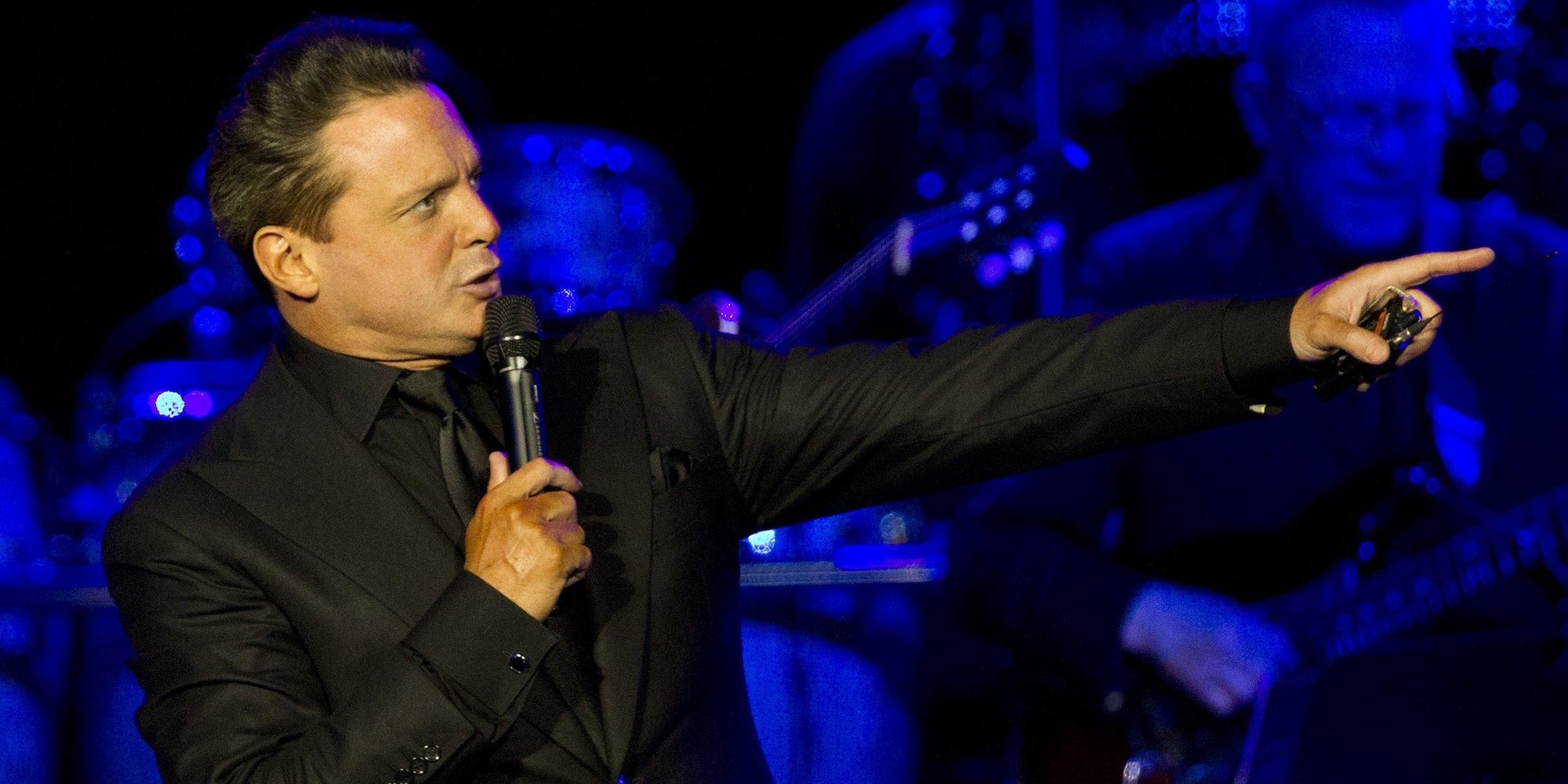 El incómodo momento de Luis Miguel: tiene una erección en pleno concierto en San Diego