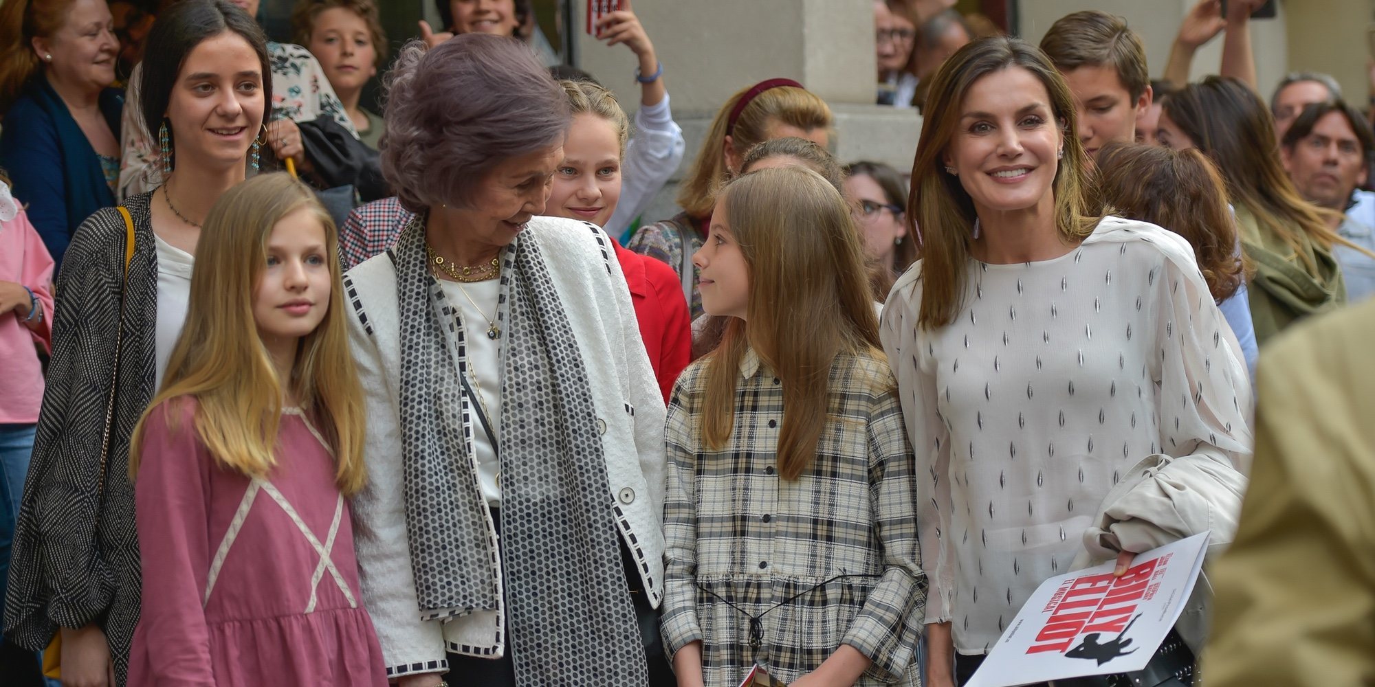 La Reina Sofía, la Reina Letizia, Leonor y Sofía, al teatro con Victoria de Marichalar e Irene Urdangarin