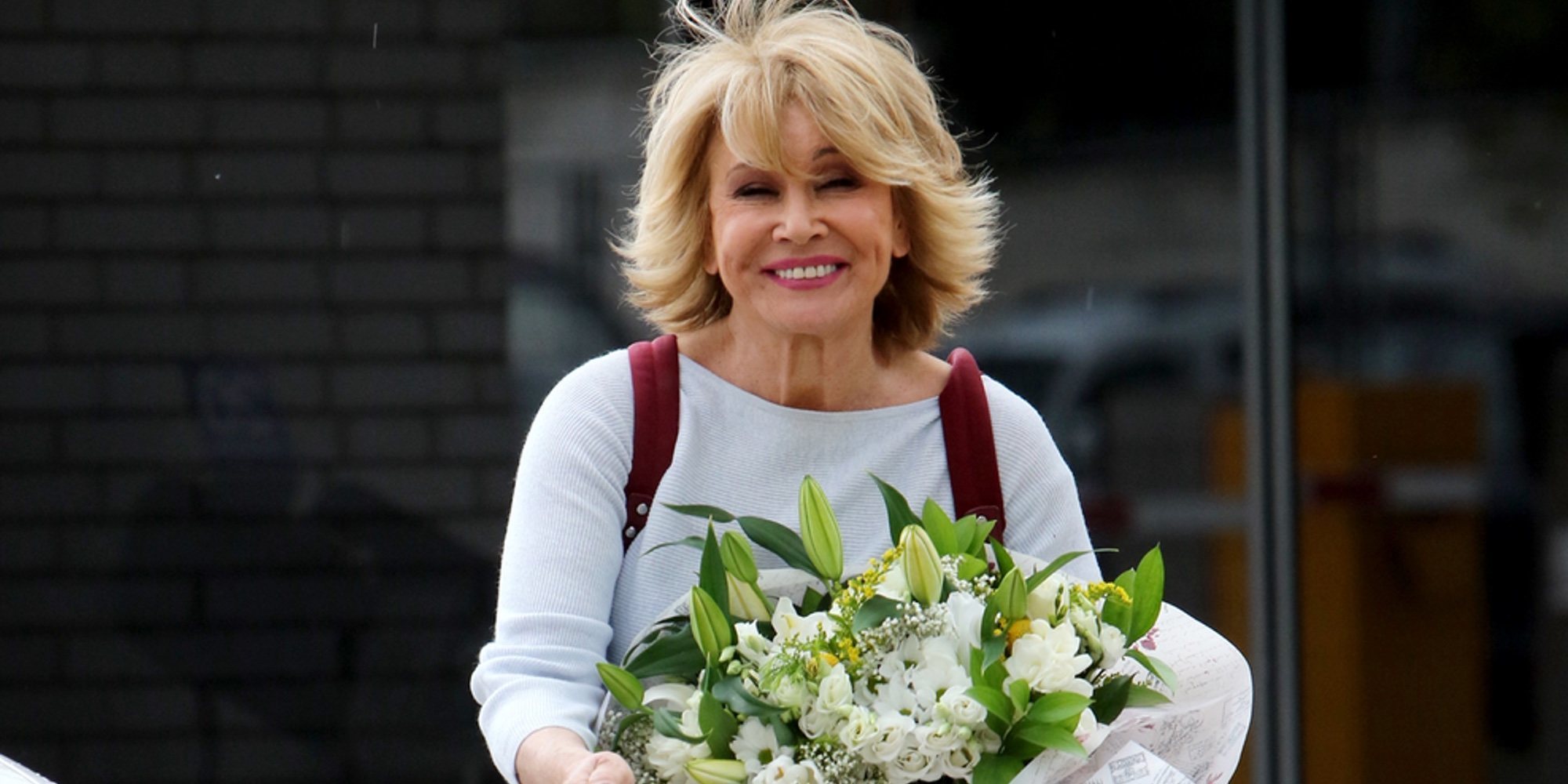 Mila Ximénez recibe un ramo de flores en 'Sálvame' para celebrar su 66 cumpleaños