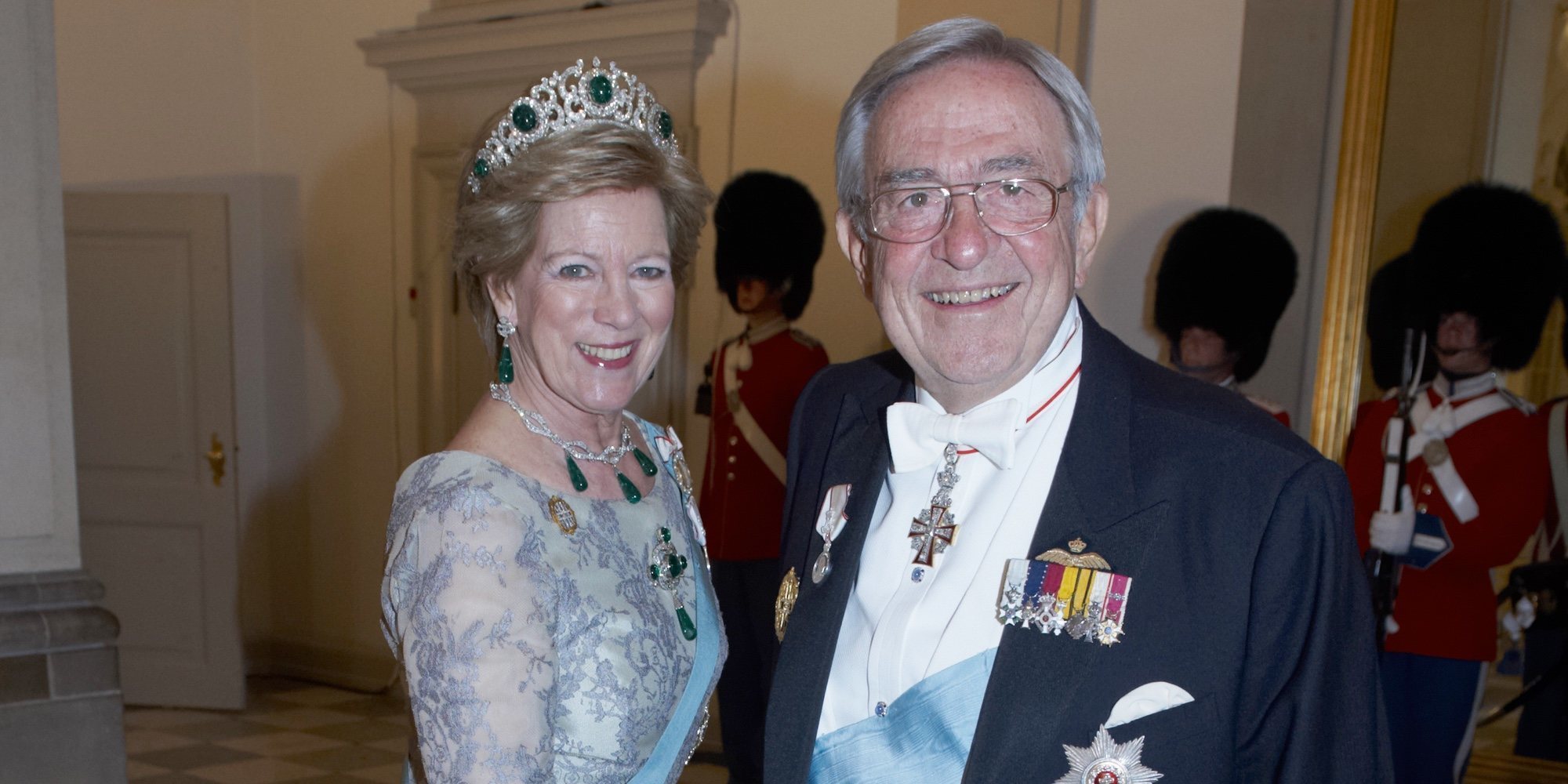 Constantino de Grecia, en silla de ruedas en la cena de gala por el 50 cumpleaños de Federico de Dinamarca