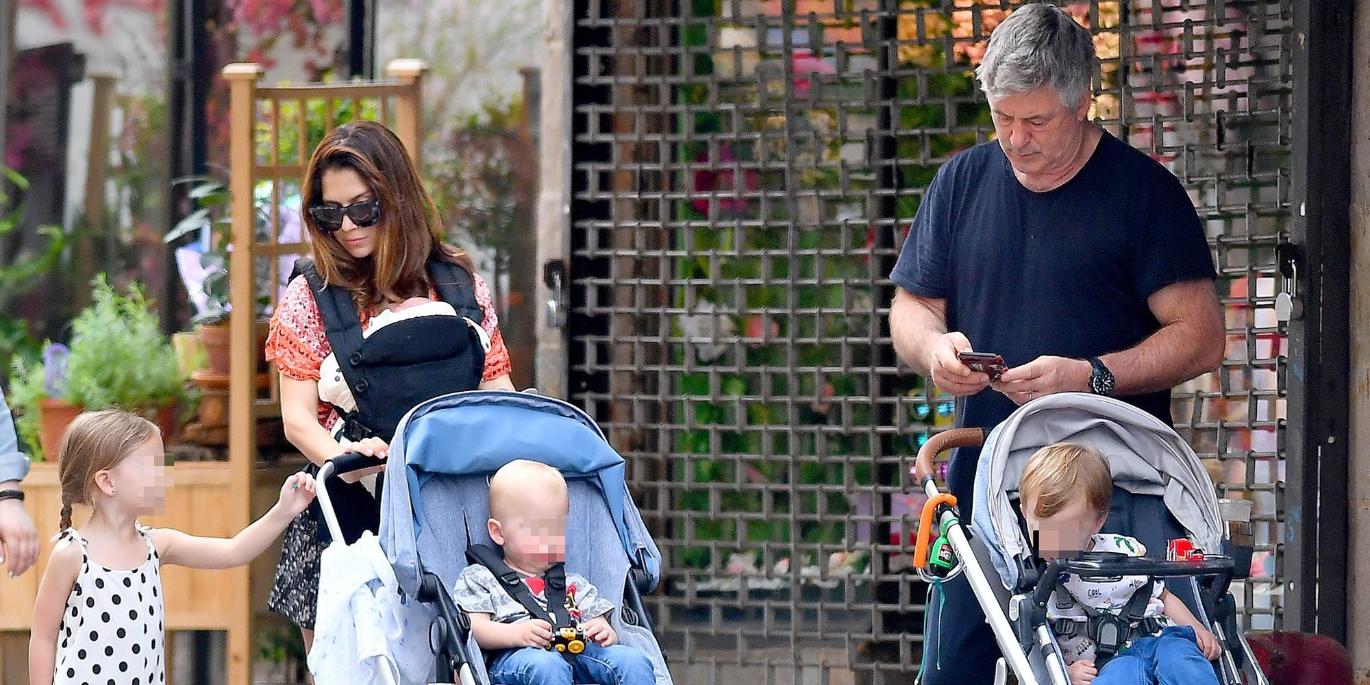 Las divertidas imágenes de Alec Baldwin e Hilaria Thomas: la difícil tarea de salir de paseo con sus hijos