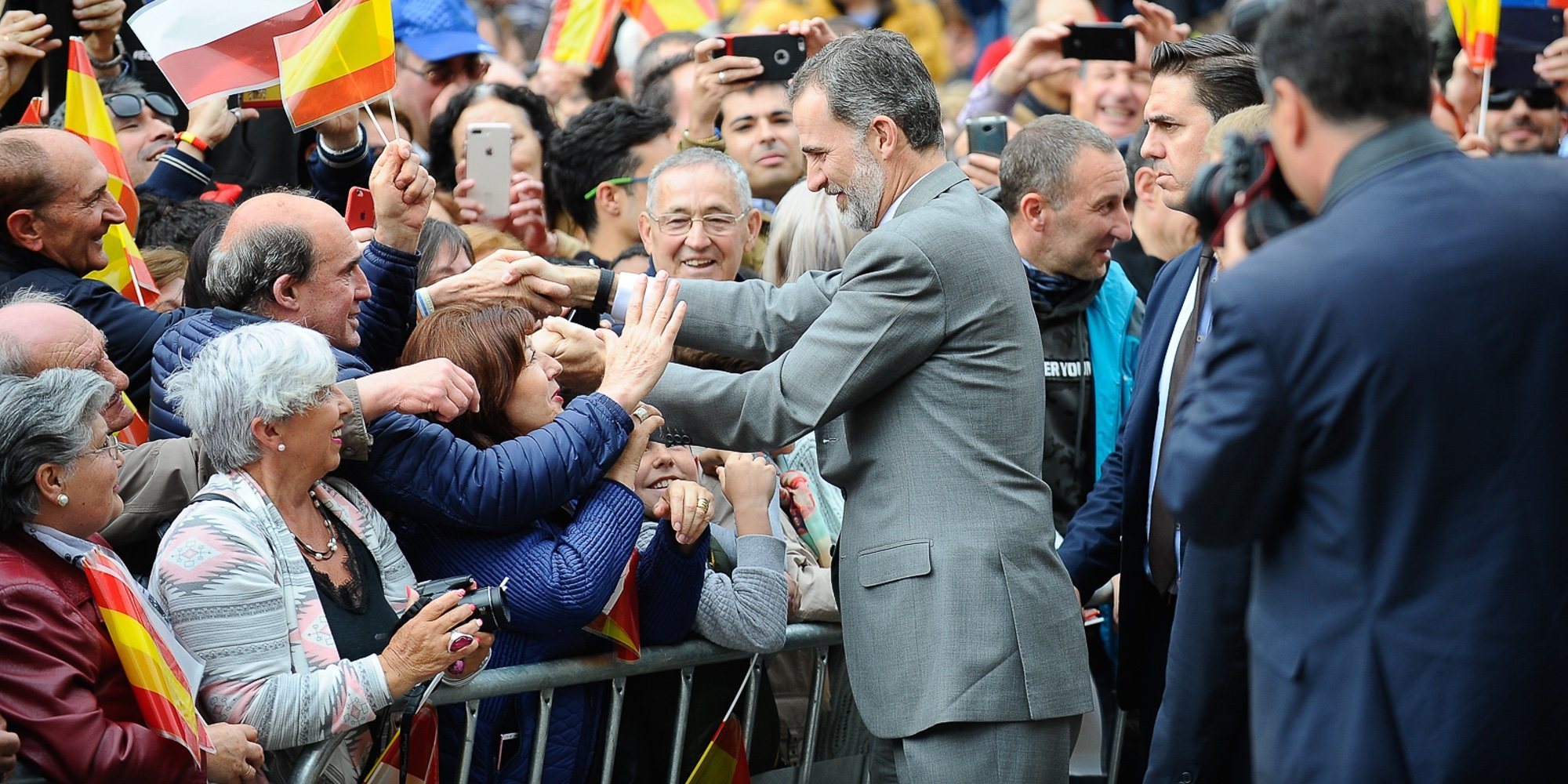 El Rey Felipe, más feliz que nunca en su baño de masas en Reinosa mientras la Reina Letizia visitaba La Rioja