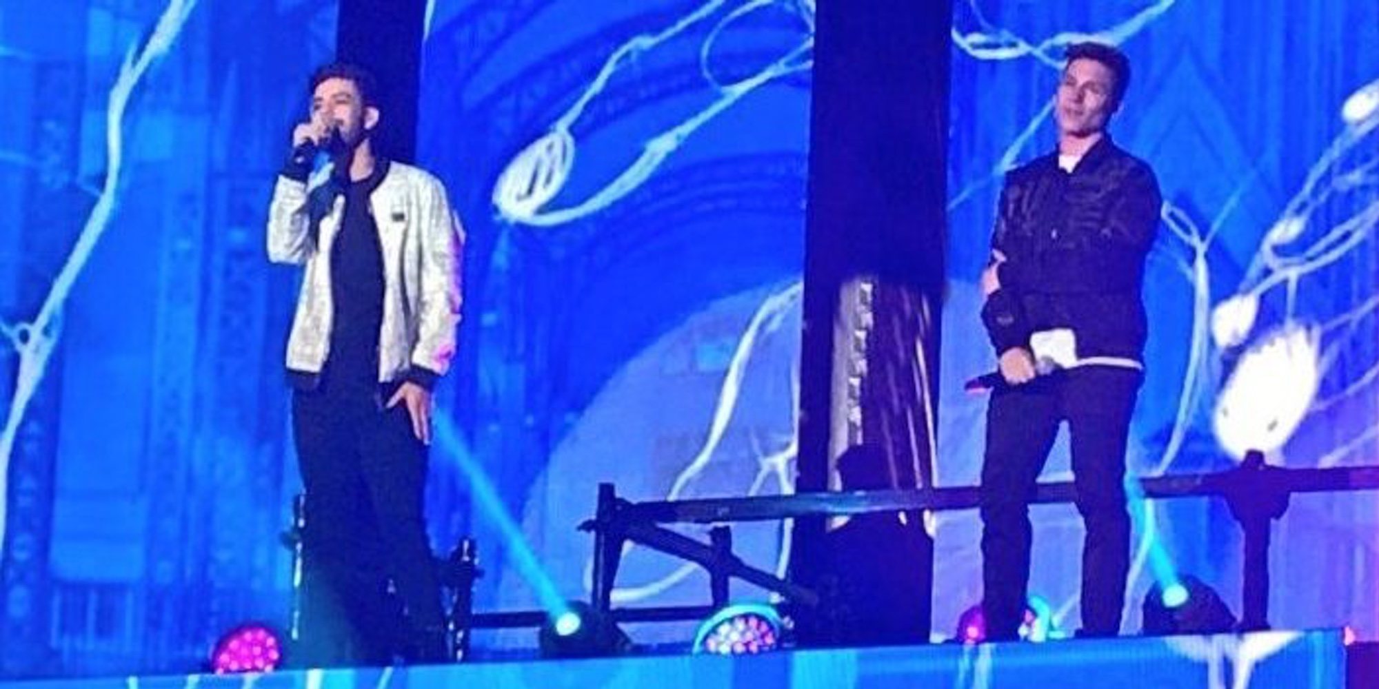 La frialdad entre Agoney y Raoul en su canción 'Manos vacías' que termina sin beso en el concierto