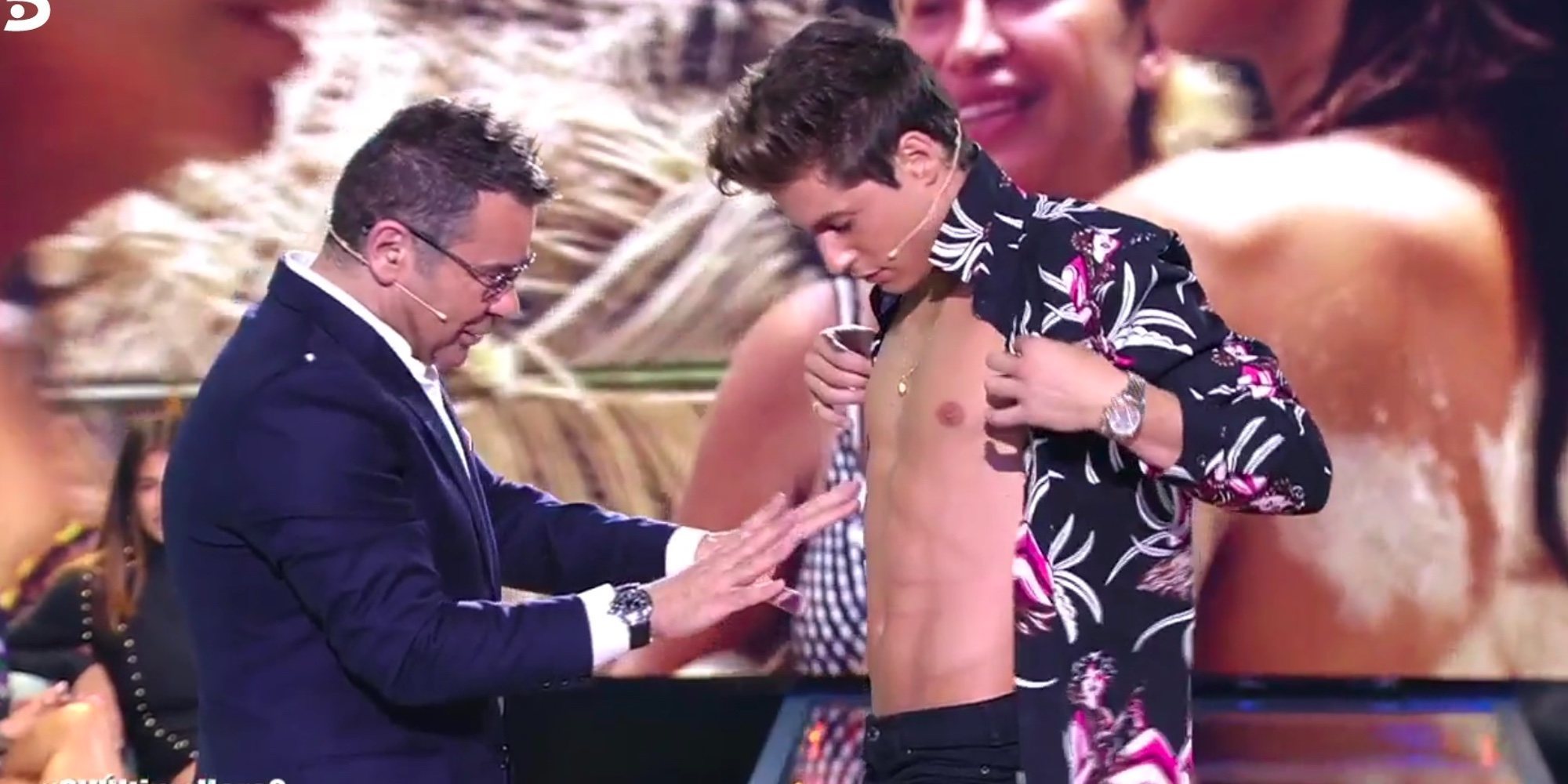 Jorge Javier Vázquez lee los pezones de Abraham en 'Supervivientes 2018' y terminan besándose