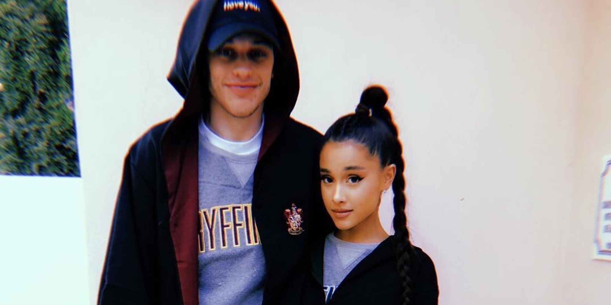 Ariana Grande se compromete con Pete Davidson a penas un mes después de comenzar su relación