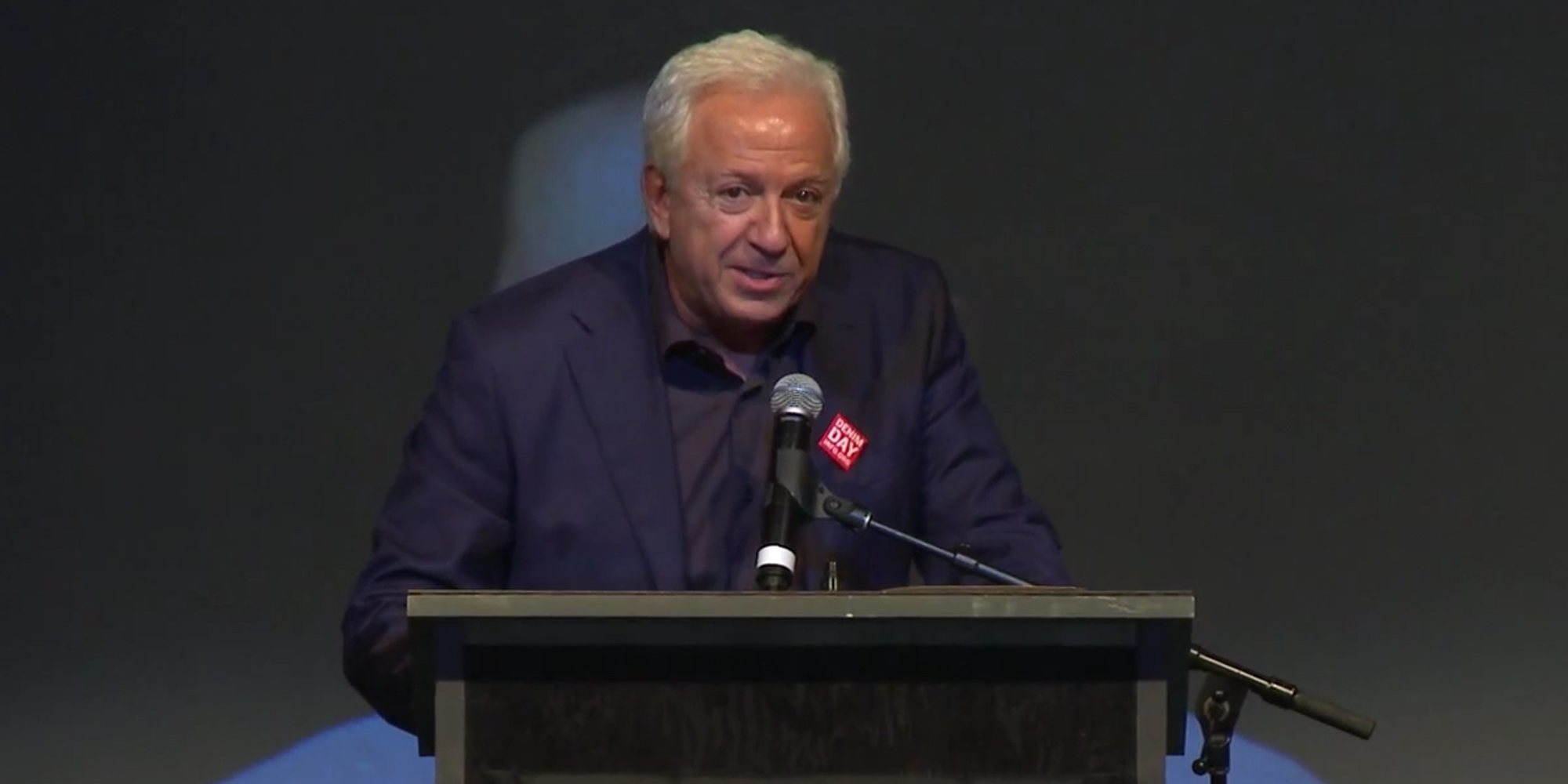 Paul Marciano, cofundador de Guess, dejará su puesto en la marca tras ser acusado de acoso y agresión sexual