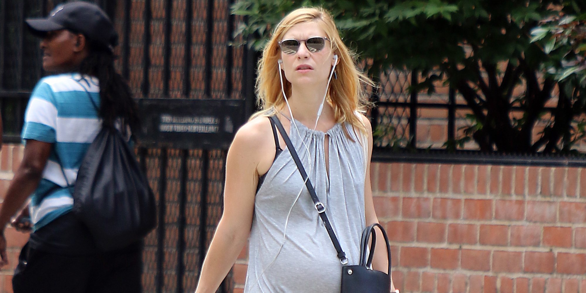 Claire Danes cuenta los días para ser madre luciendo tripita por Nueva York