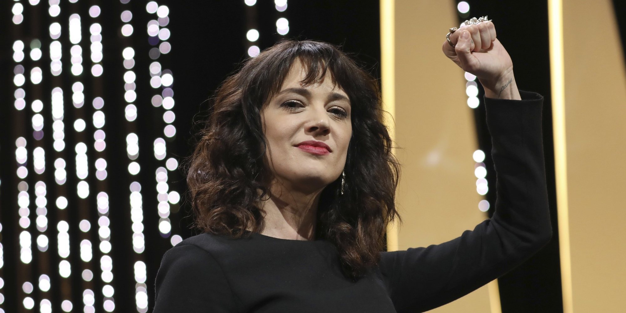 El esfuerzo de Asia Argento en su concierto en Francia tras la trágica muerte de su novio Anthony Bourdain