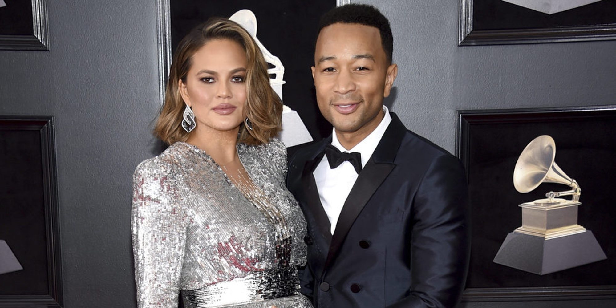 Chrissy Teigen y John Legend llevan a su hijo a una protesta contra la política migratoria de Donald Trump