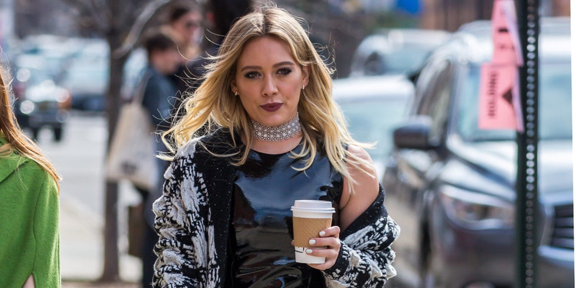 Hilary Duff luce incipiente embarazo durante un tranquilo paseo con Matthew Koma y su hijo Luca