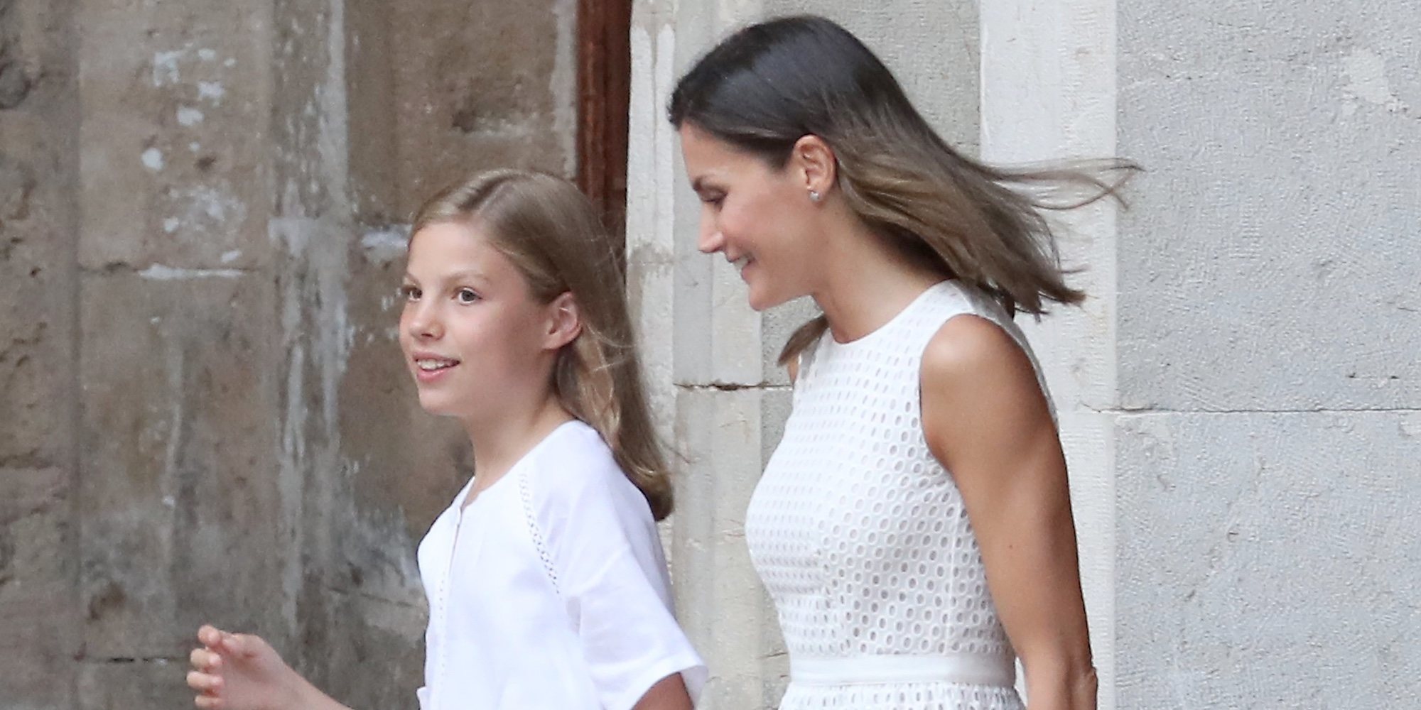 El gesto que denota el enfado de la Infanta Sofía con la Reina Letizia en su posado en La Almudaina