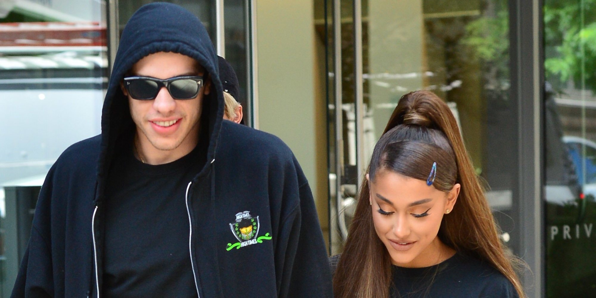 Ariana Grande luce su impresionante anillo de compromiso mientras pasea junto a Pete Davidson