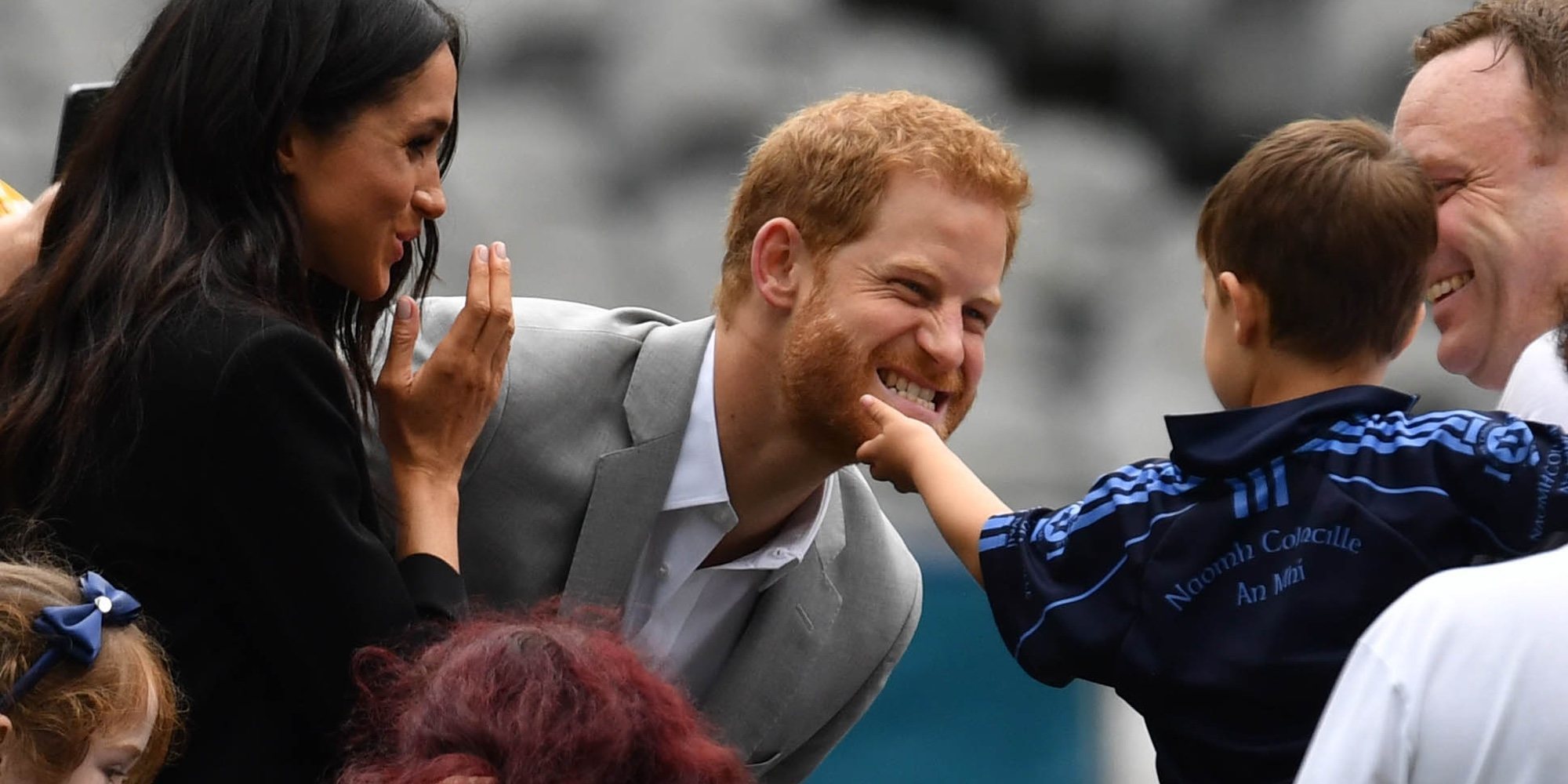 El Príncipe Harry saca su instinto paternal en presencia de Meghan Markle durante su viaje a Irlanda