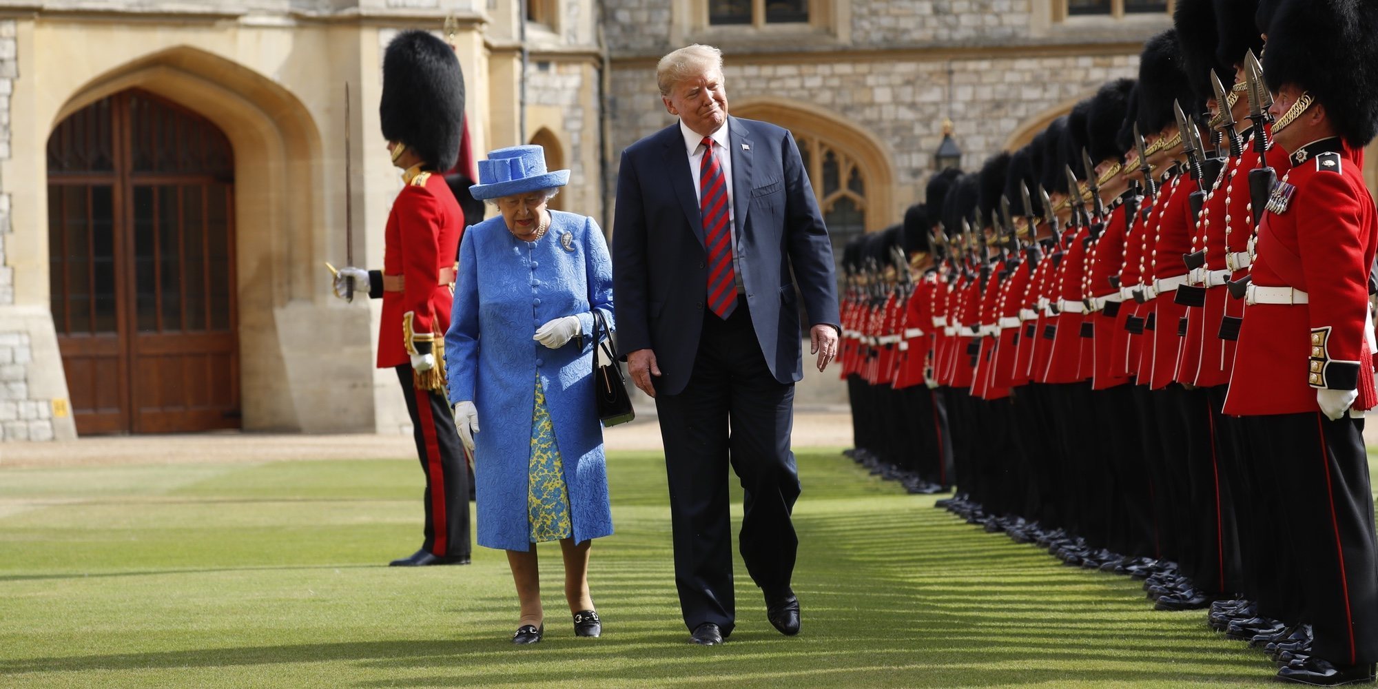 Donald Trump descoloca a la Reina Isabel saltándose el protocolo varias veces durante su encuentro