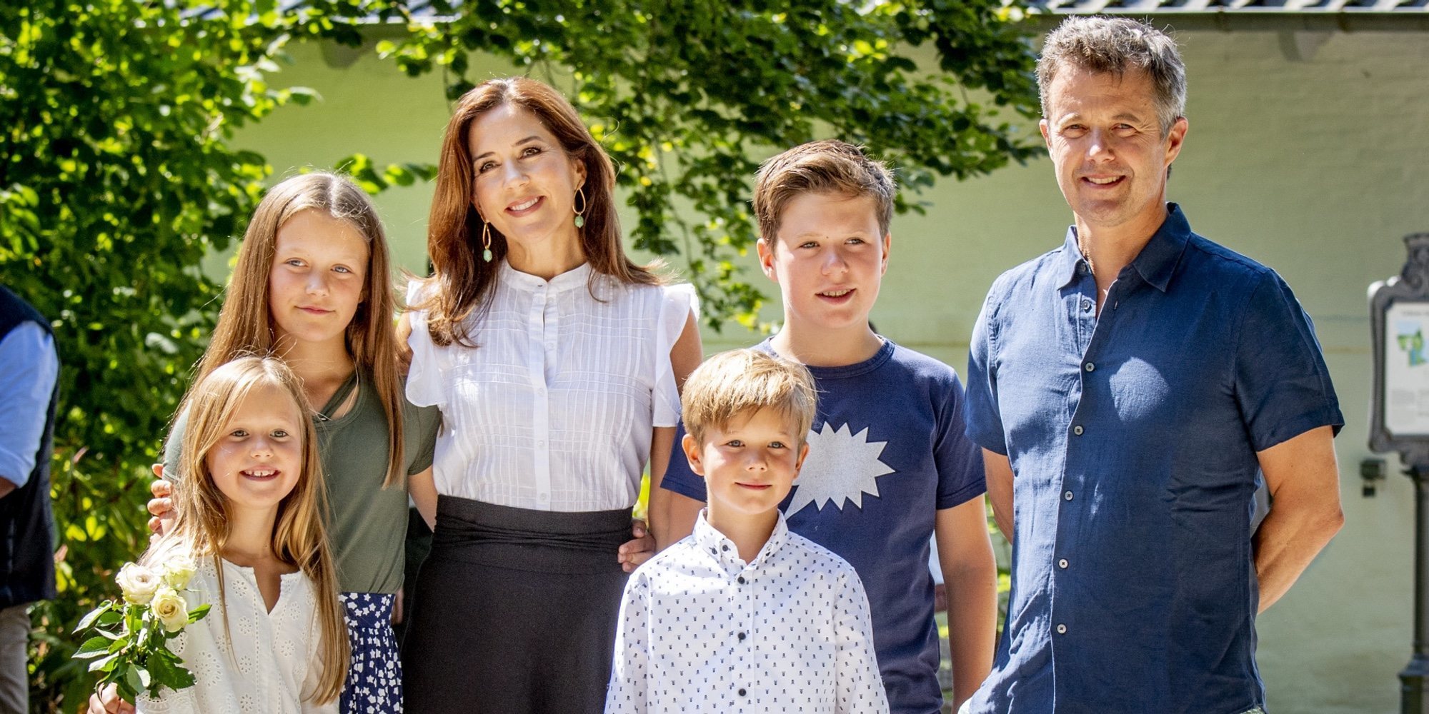 Federico y Mary de Dinamarca dan la bienvenida a las vacaciones de verano con el tradicional posado en Grasten