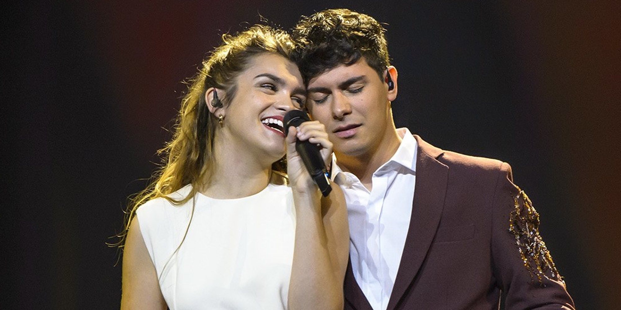 Amaia y Alfred, felices, divertidos y enamorados durante un día en la playa