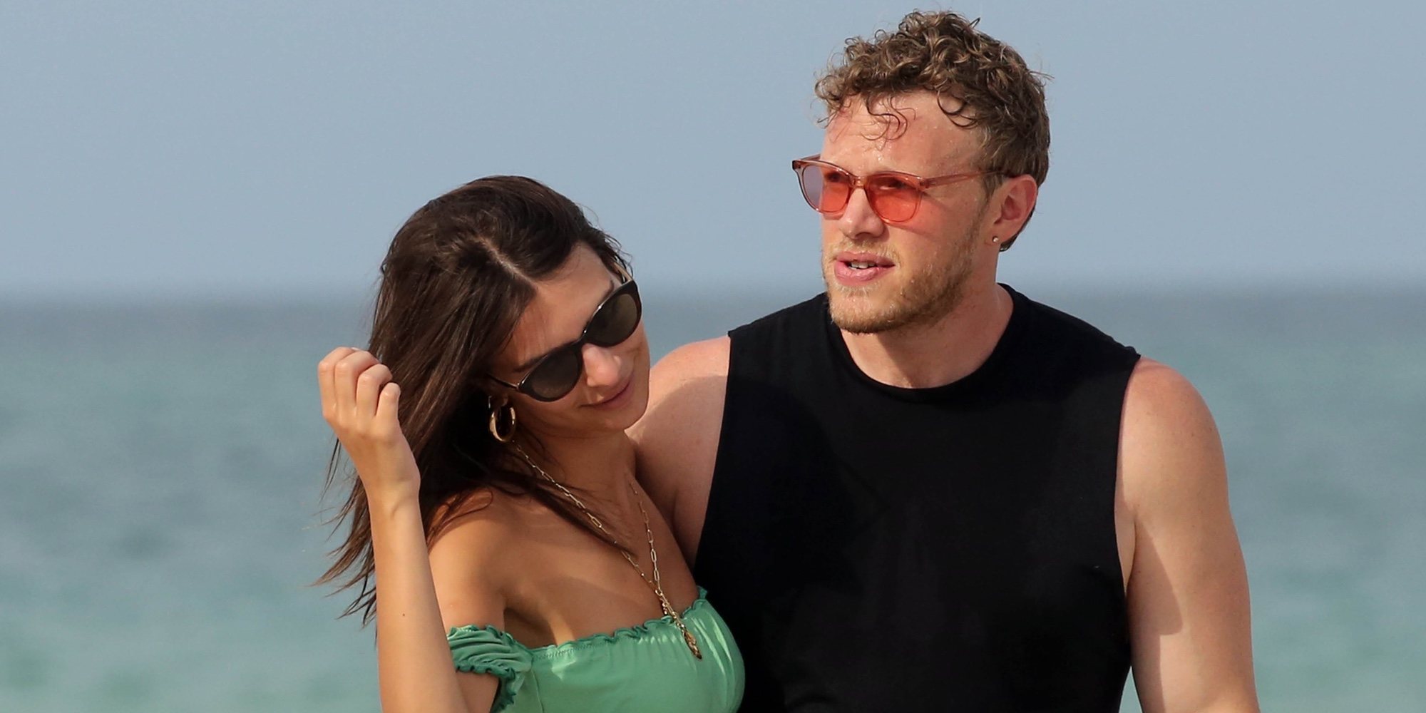 Emily Ratajkowski luce cuerpazo en Miami junto a su marido Sebastian Bear-McClard