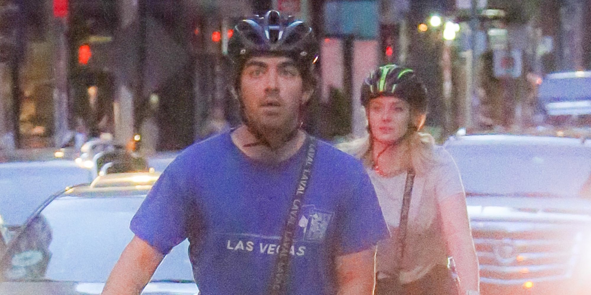 Joe Jonas y Sophie Turner de paseo en bici por Nueva York después de hacerse unos tatuajes muy especiales