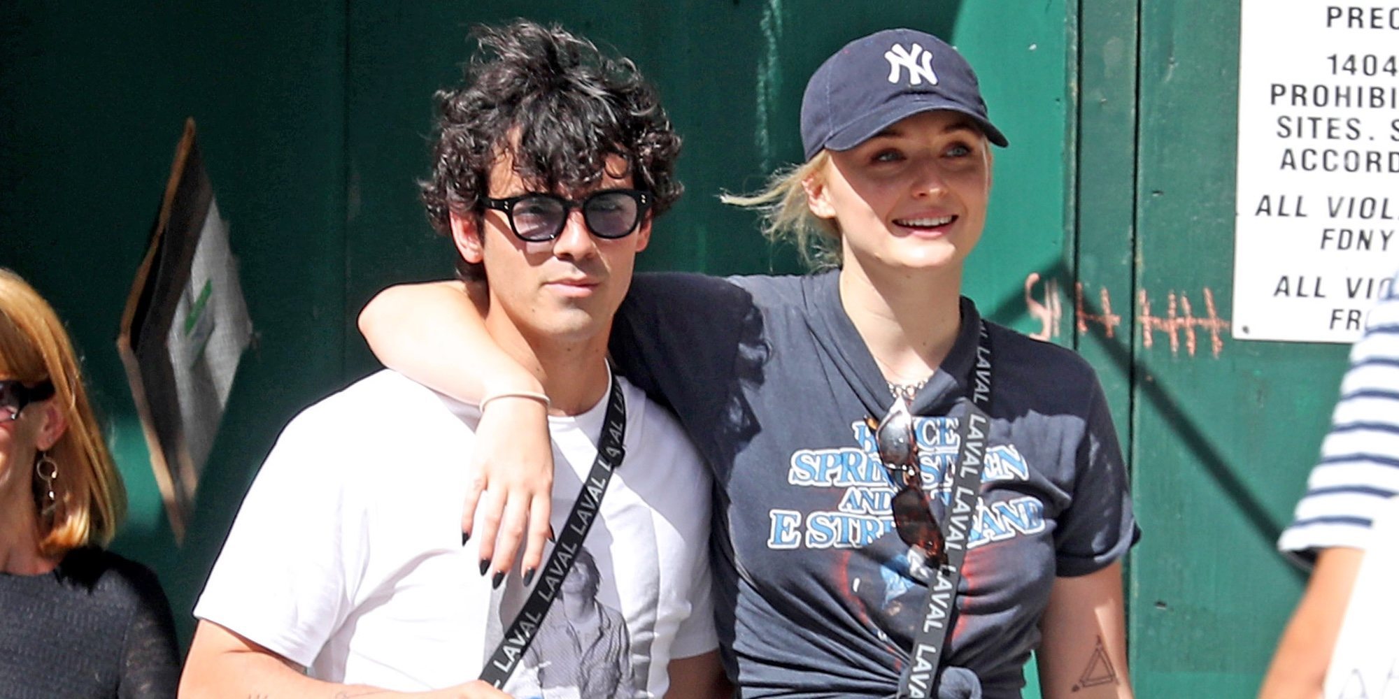 Joe Jonas y Sophie Turner disfrutan de un paseo familiar en compañía de sus madres