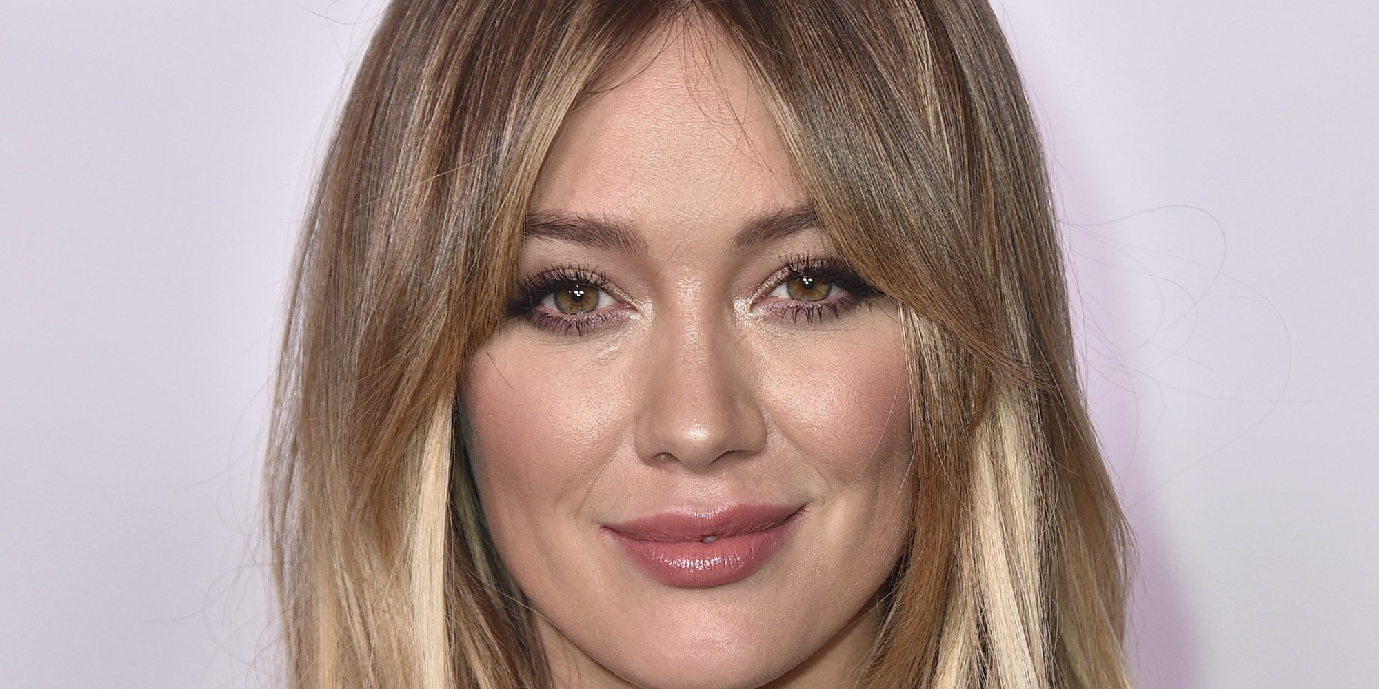 Hilary Duff habla sobre su embarazo en una fotografía de su barriga