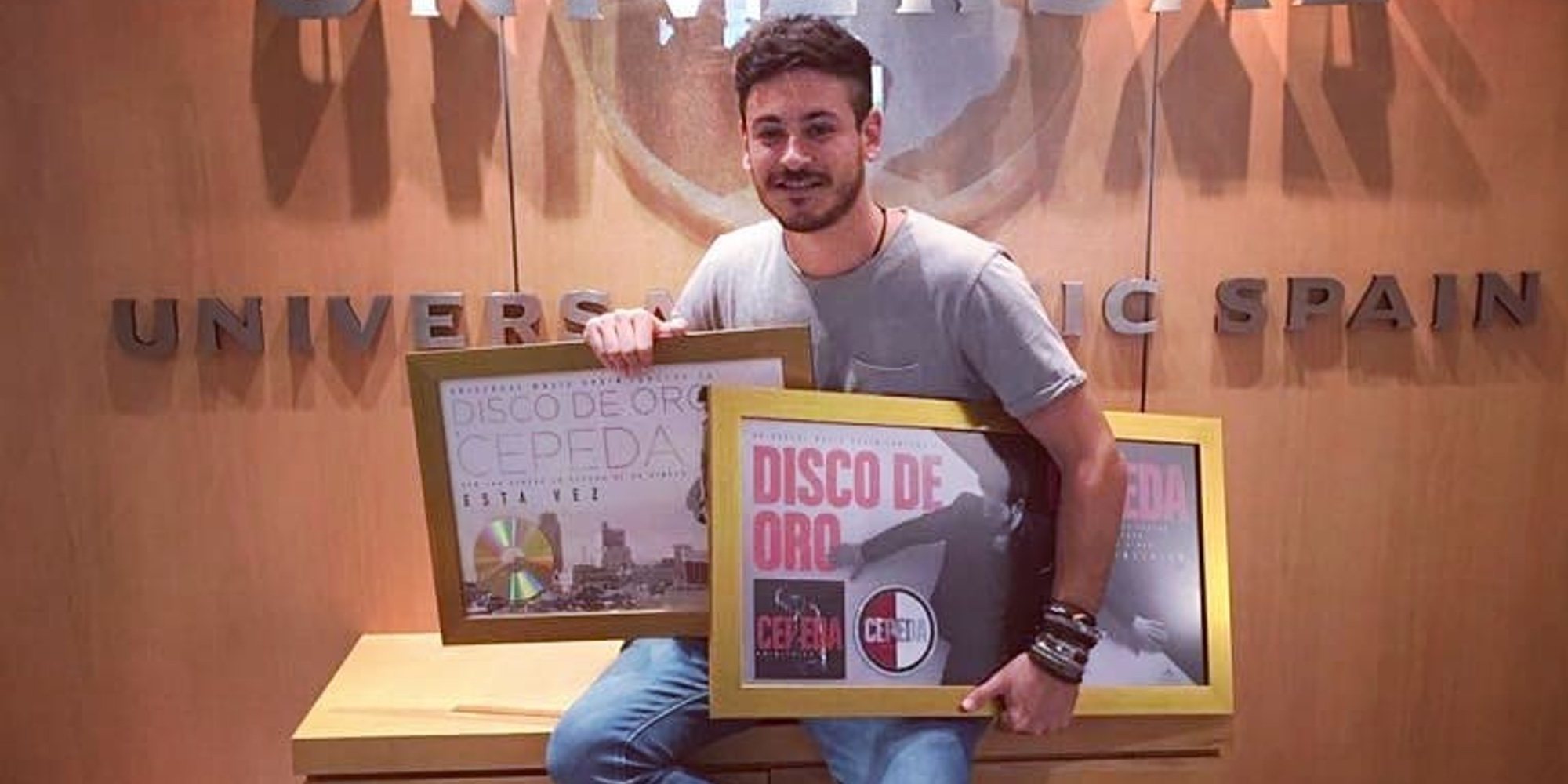 Cepeda recibe sus dos Discos de Oro muy emocionado: "No tengo palabras de agradecimiento suficientes"