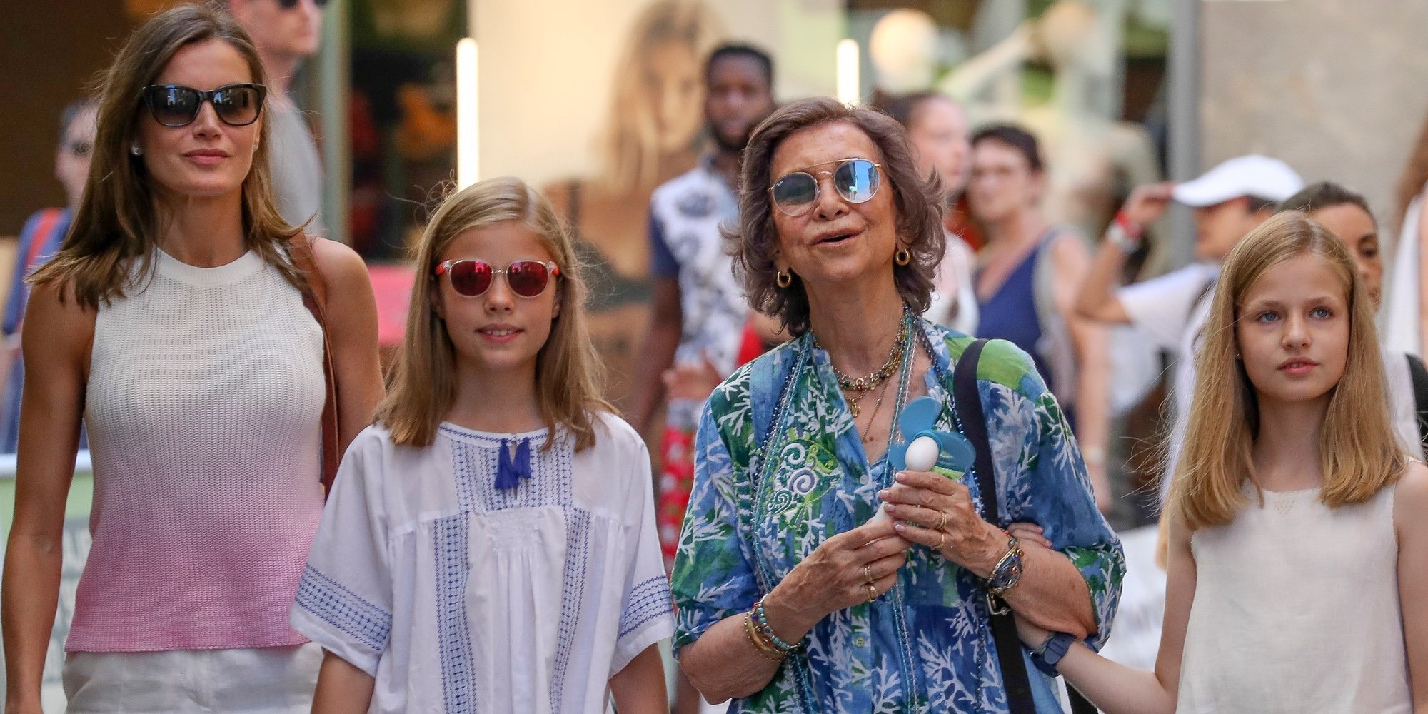 La Reina Sofía, la Reina Letizia, la Princesa Leonor y la Infanta Sofía, juntas en un mercado de Mallorca